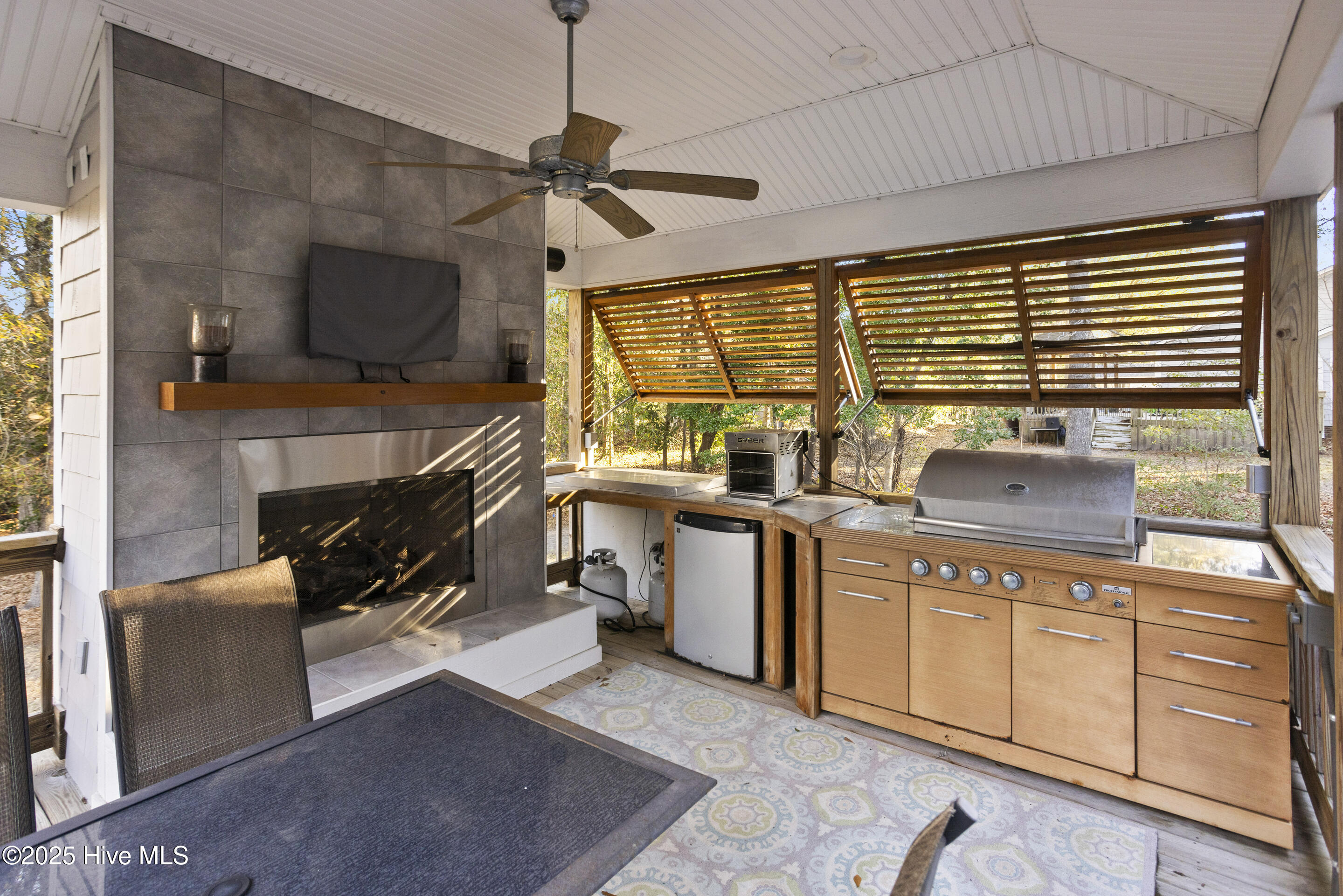 100550933 | Photo 34