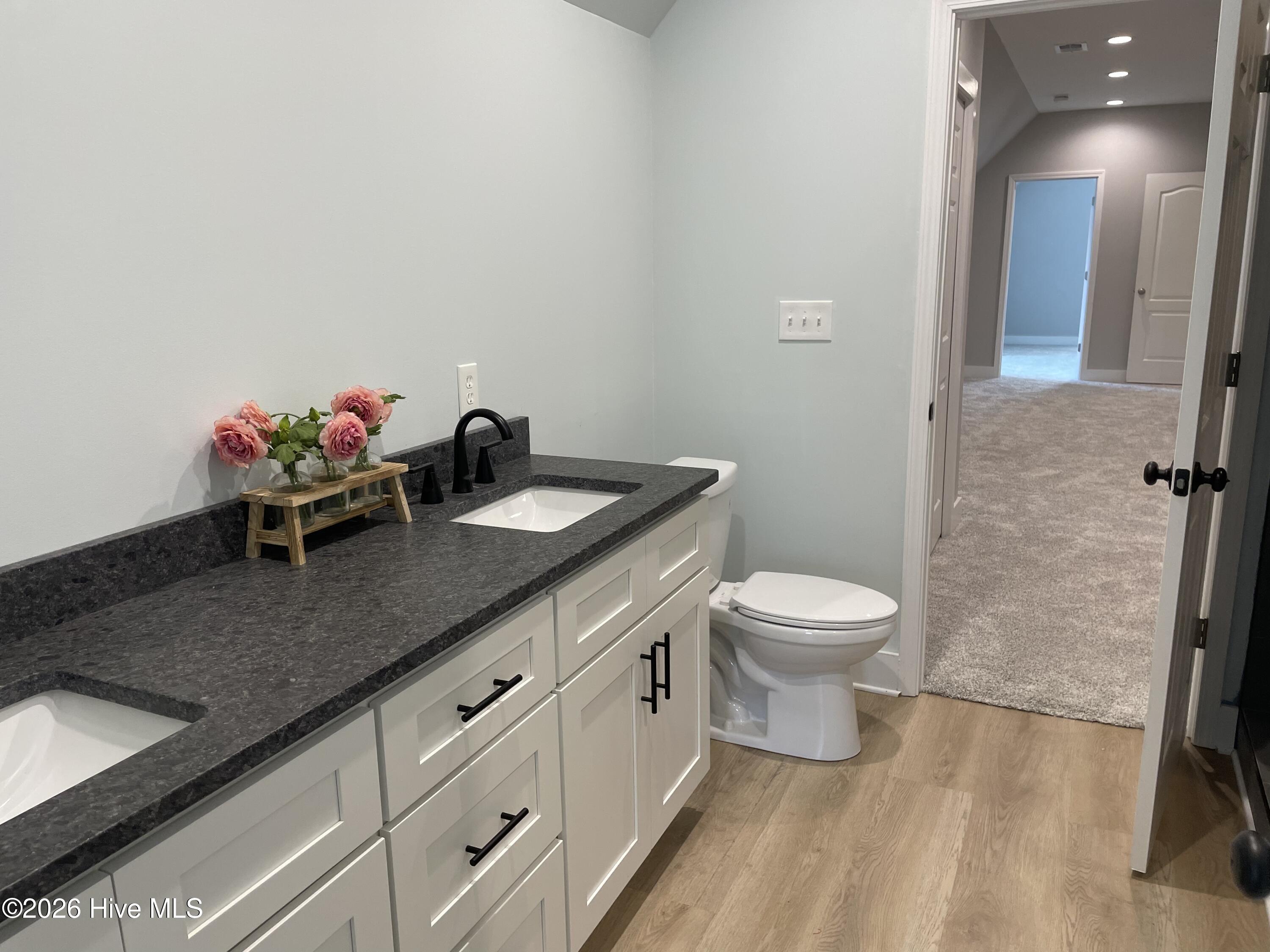 100568375 | Photo 46