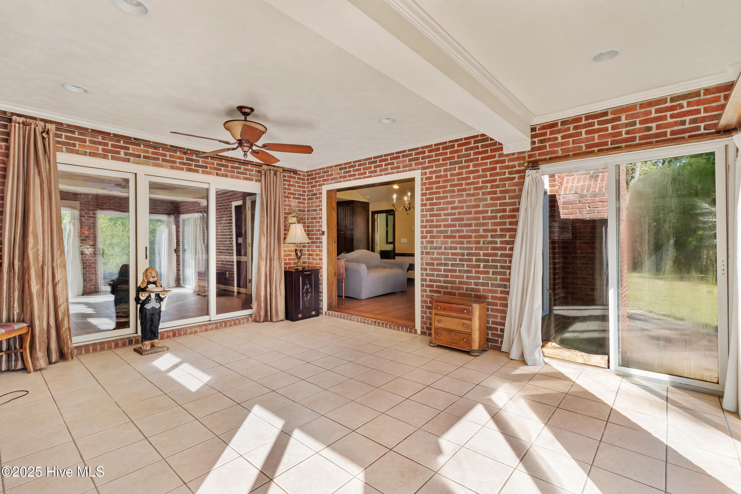 100502660 | Photo 12