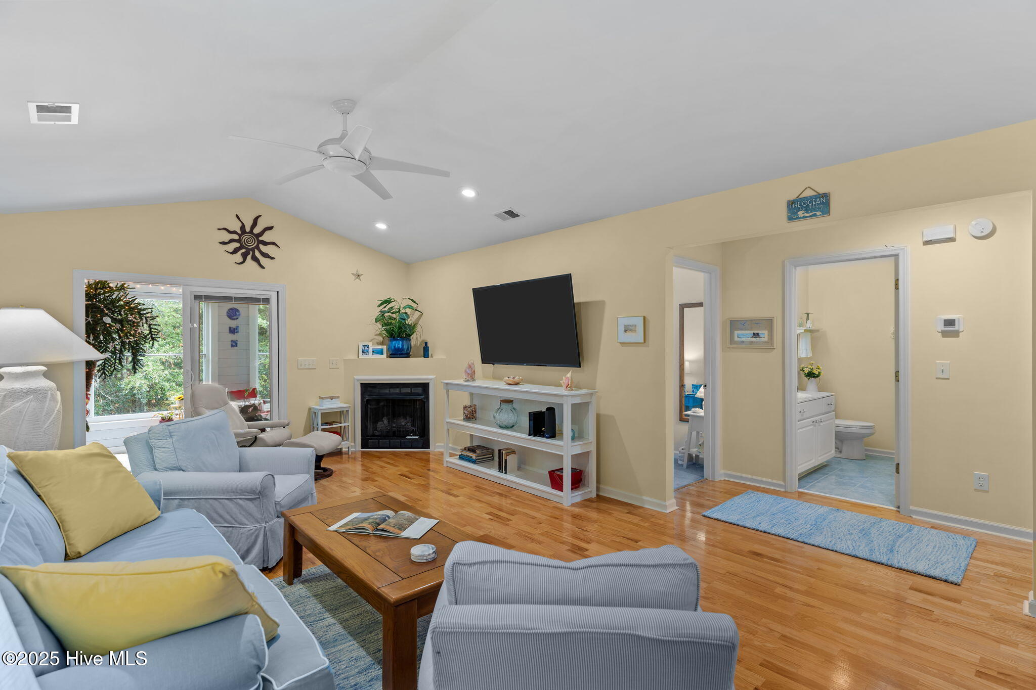 100521042 | Photo 19