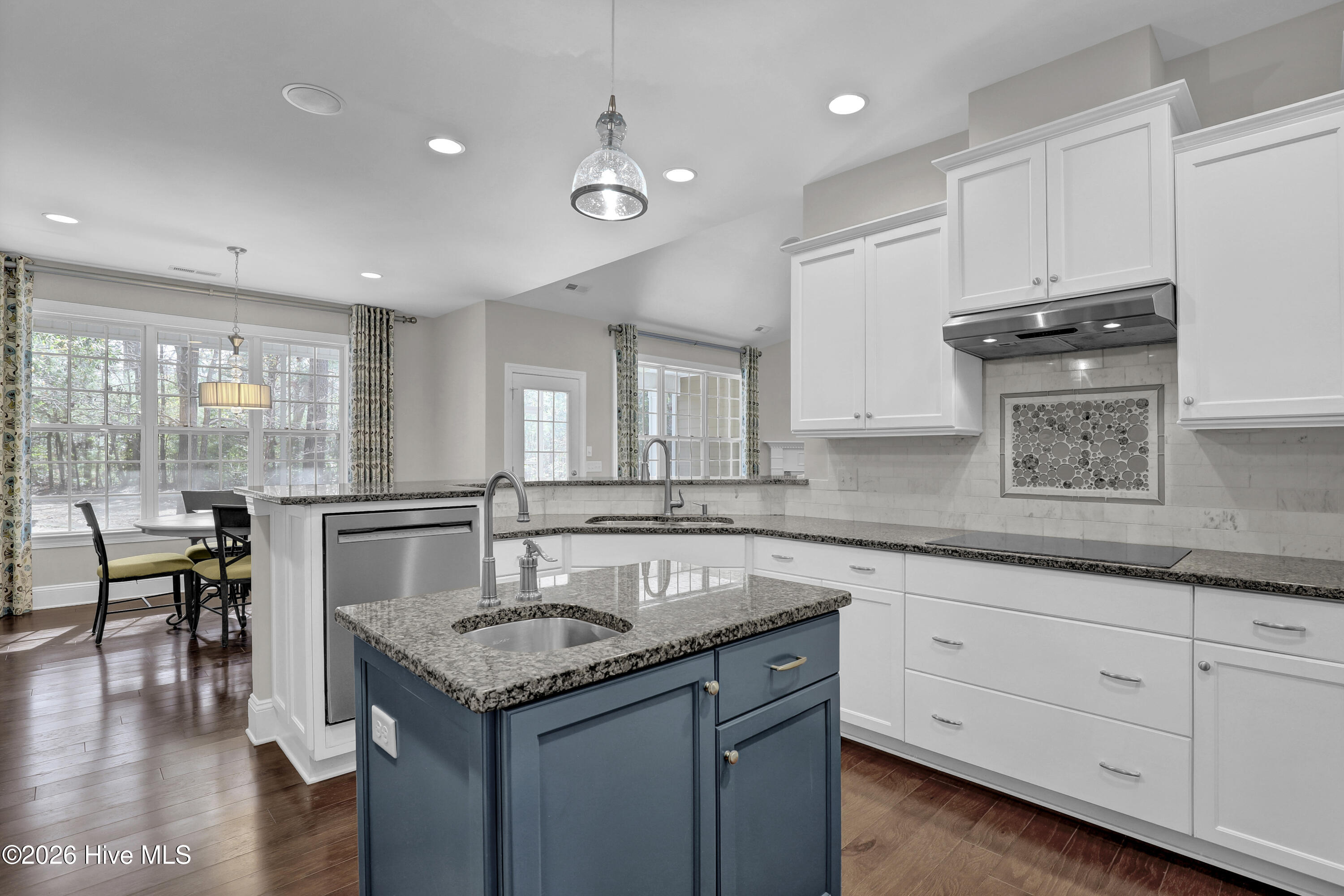 100549522 | Photo 11