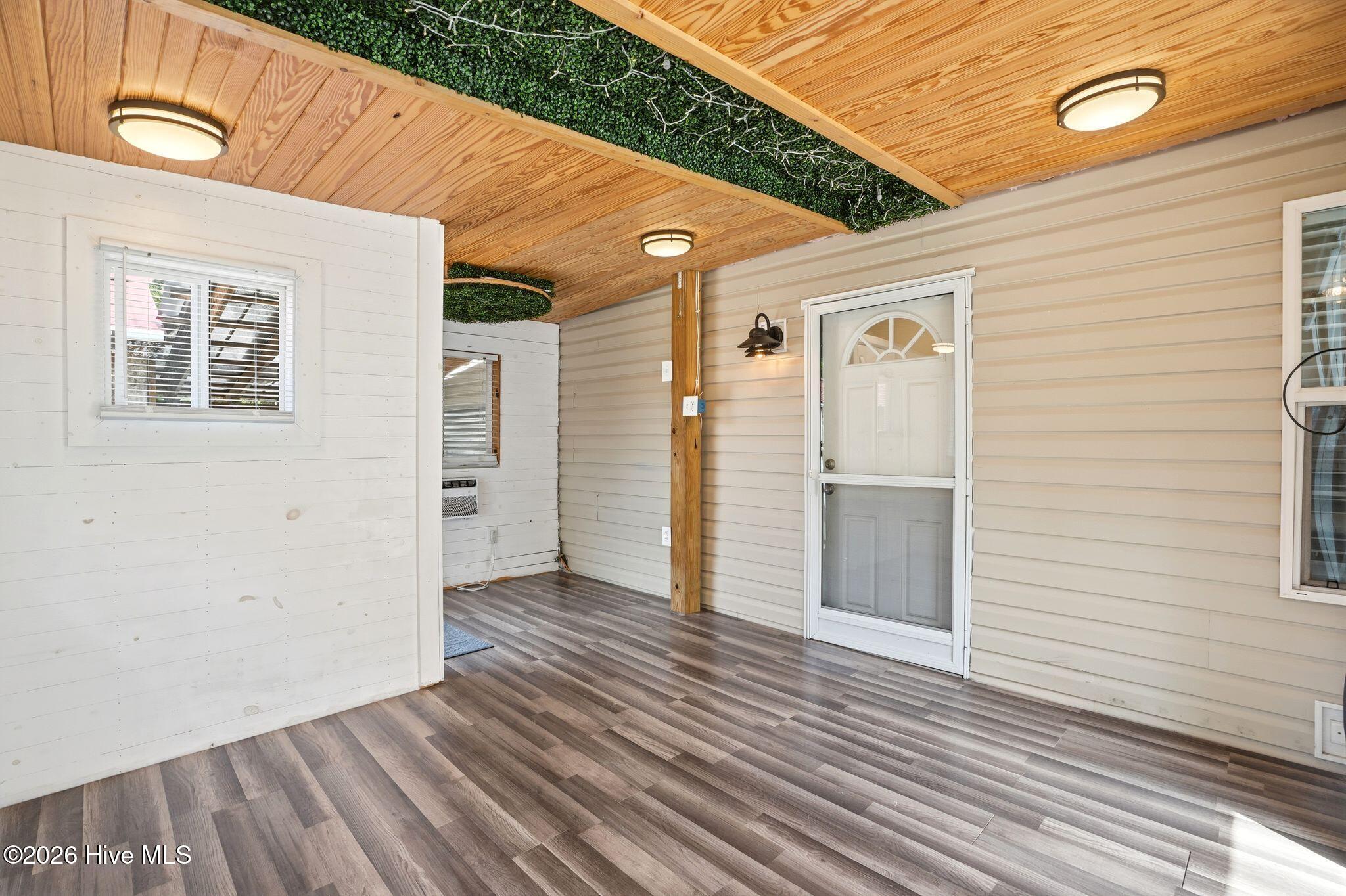 100570161 | Photo 21