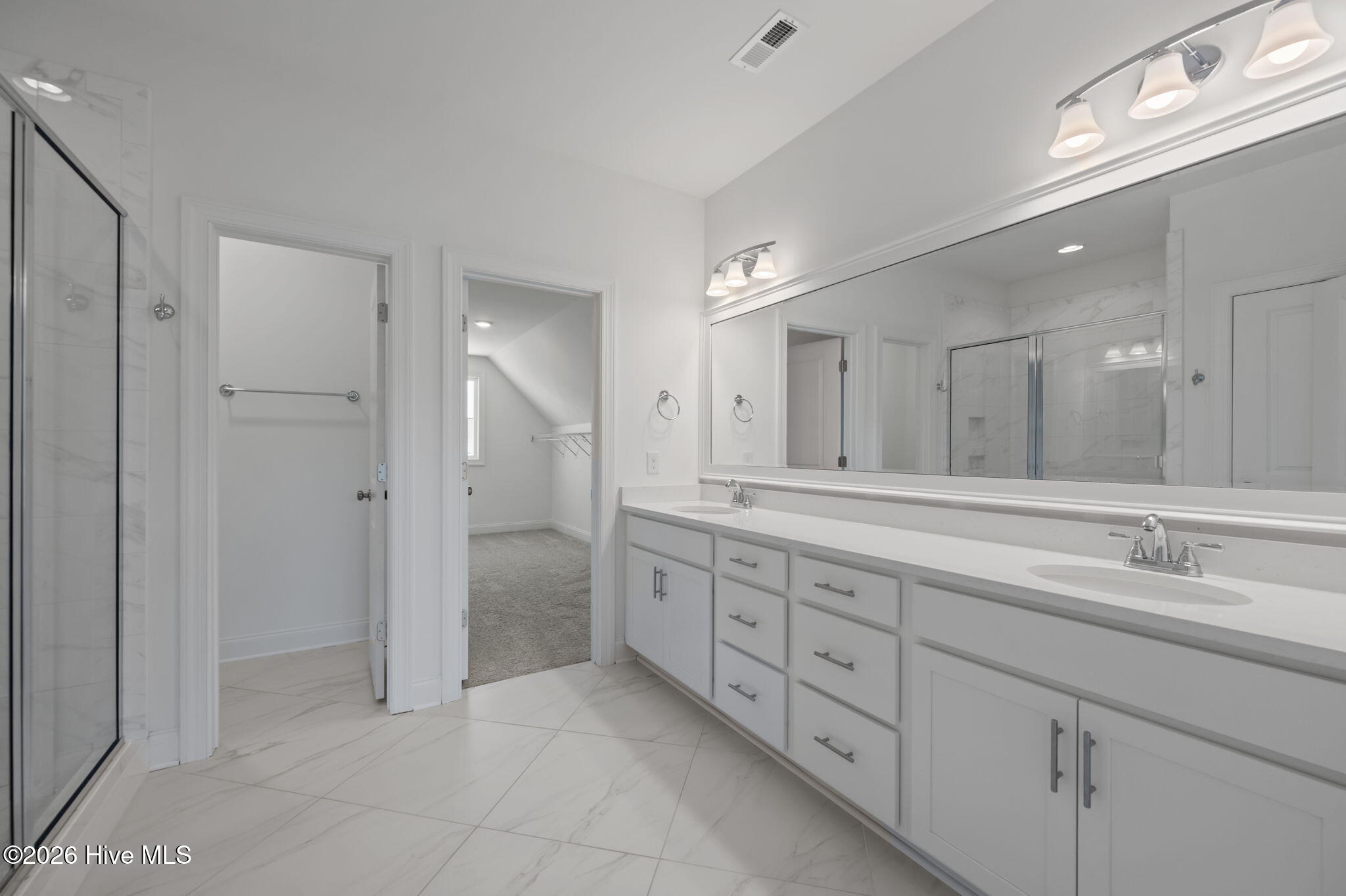 100567807 | Photo 35