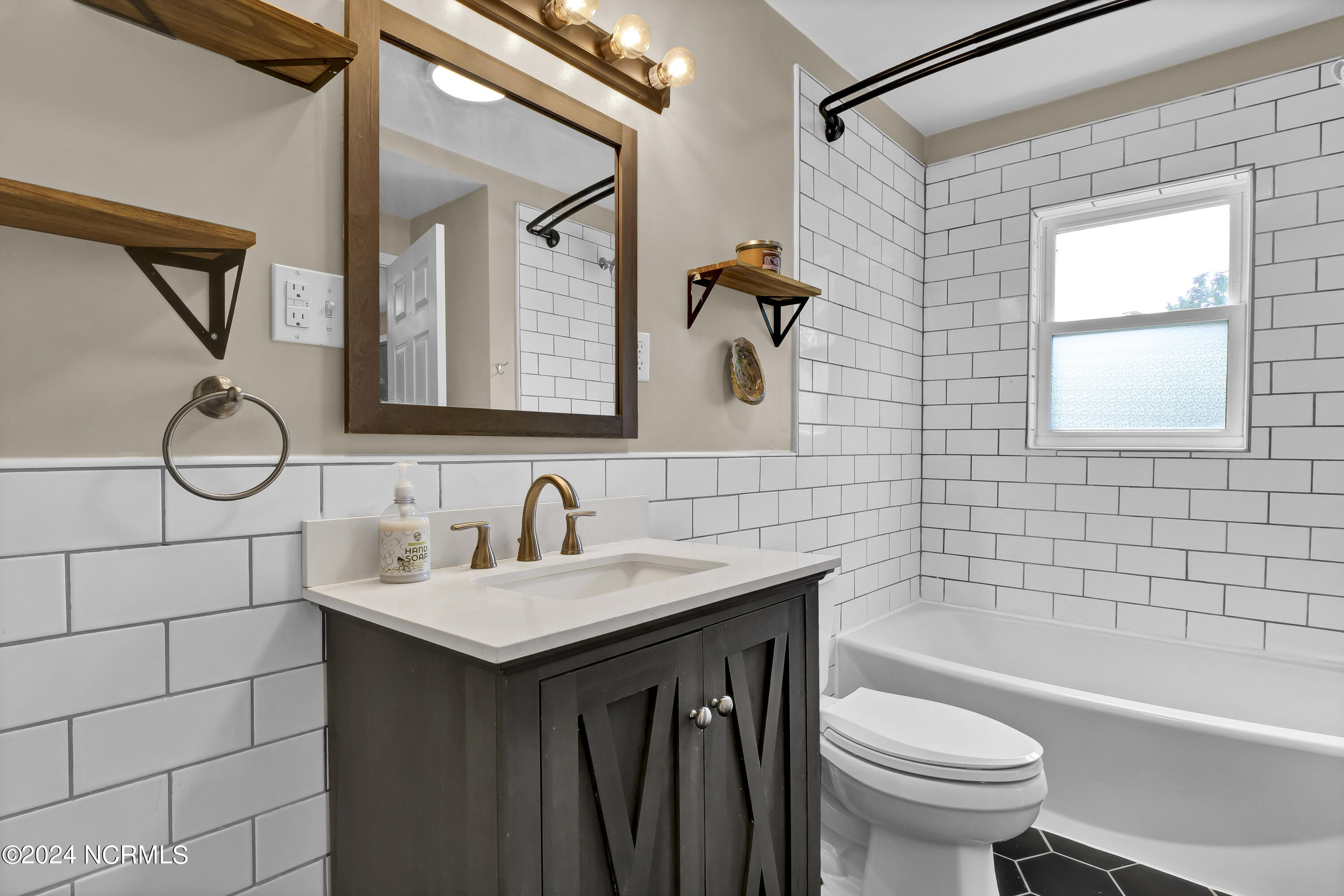 100546361 | Photo 25