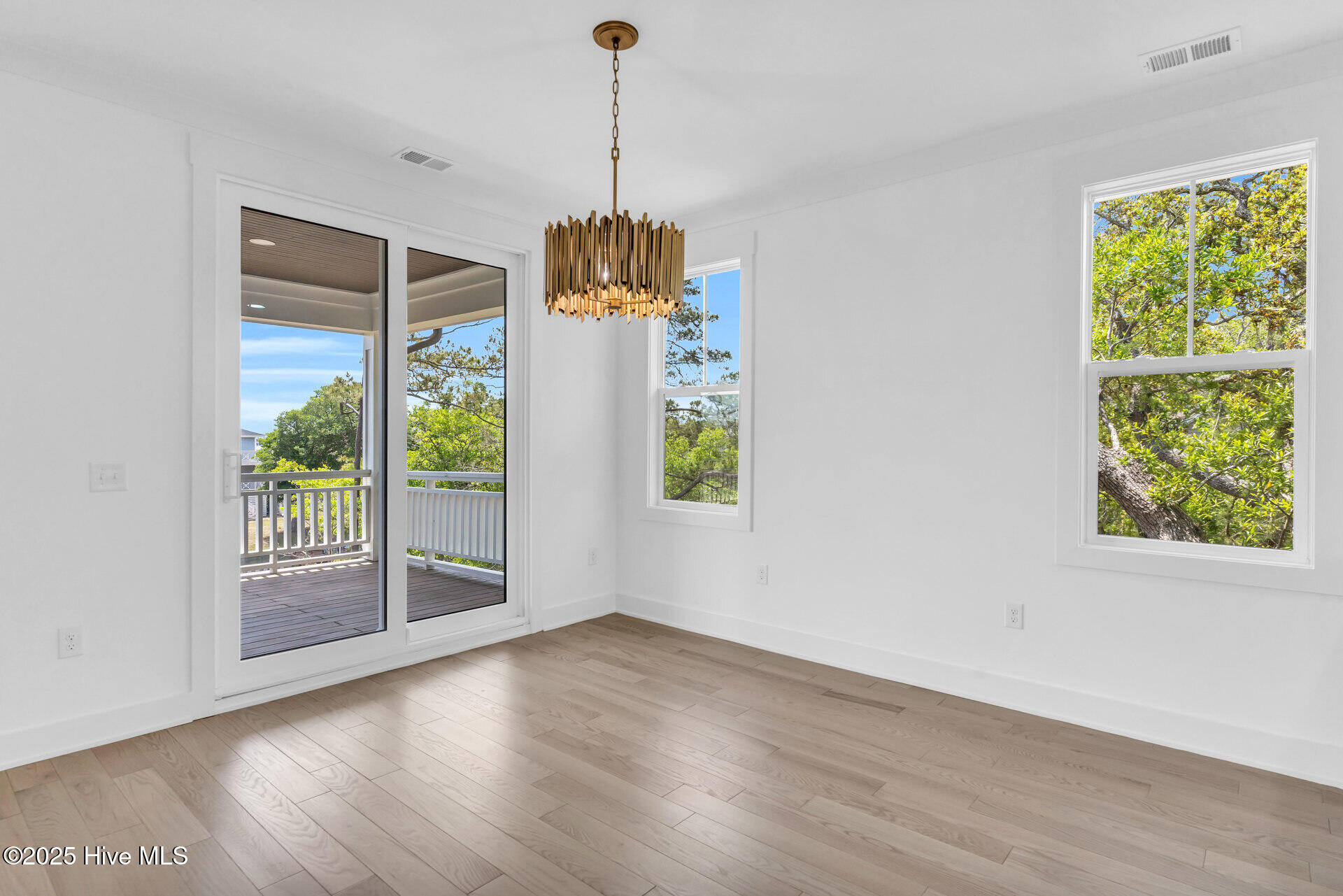 100547120 | Photo 15