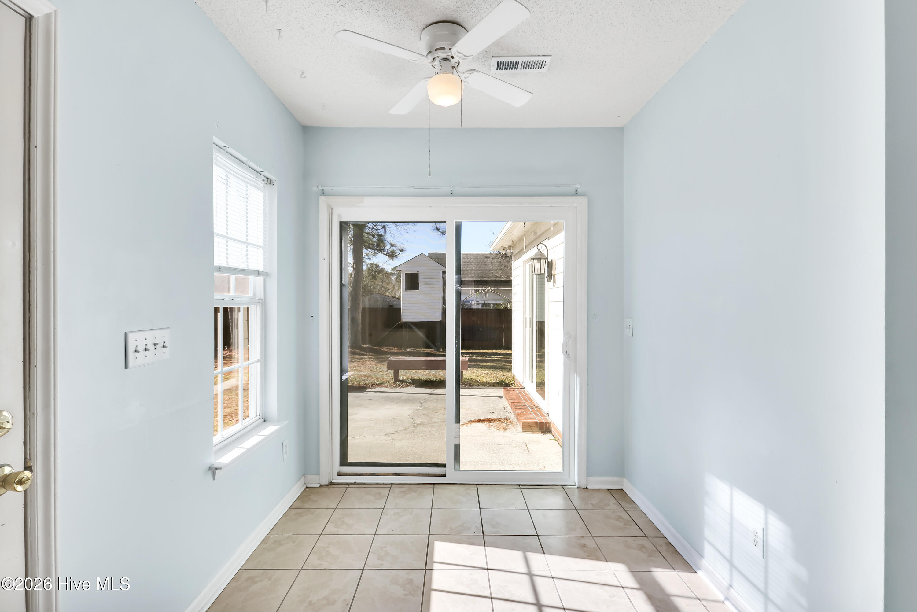 100550407 | Photo 15