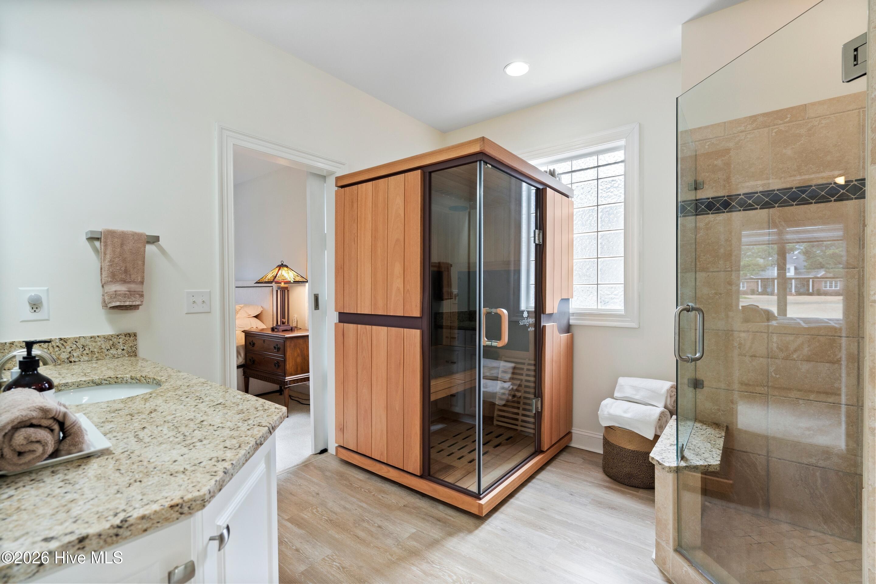 100548933 | Photo 44