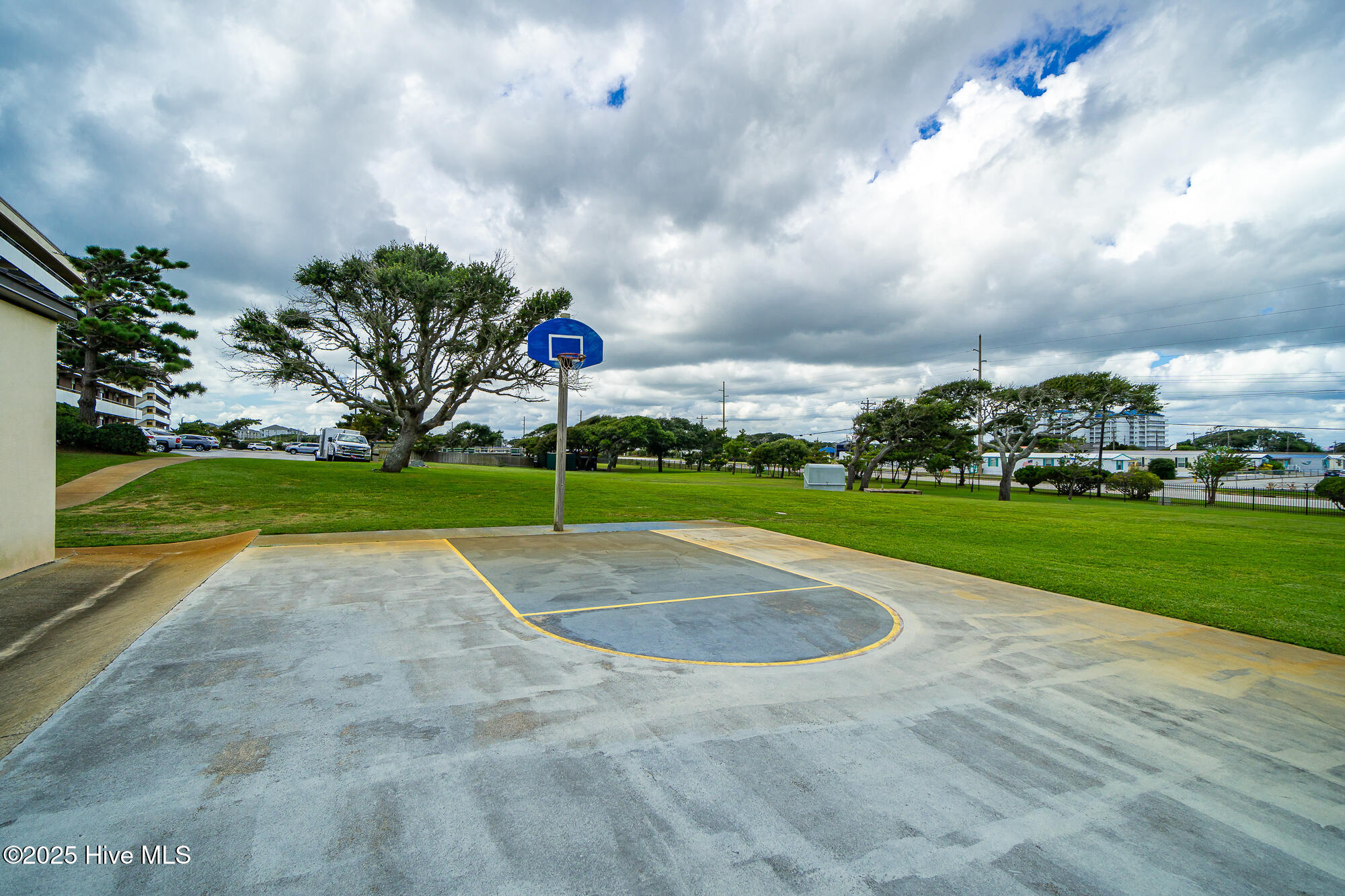 Basketball courts at Summer Winds