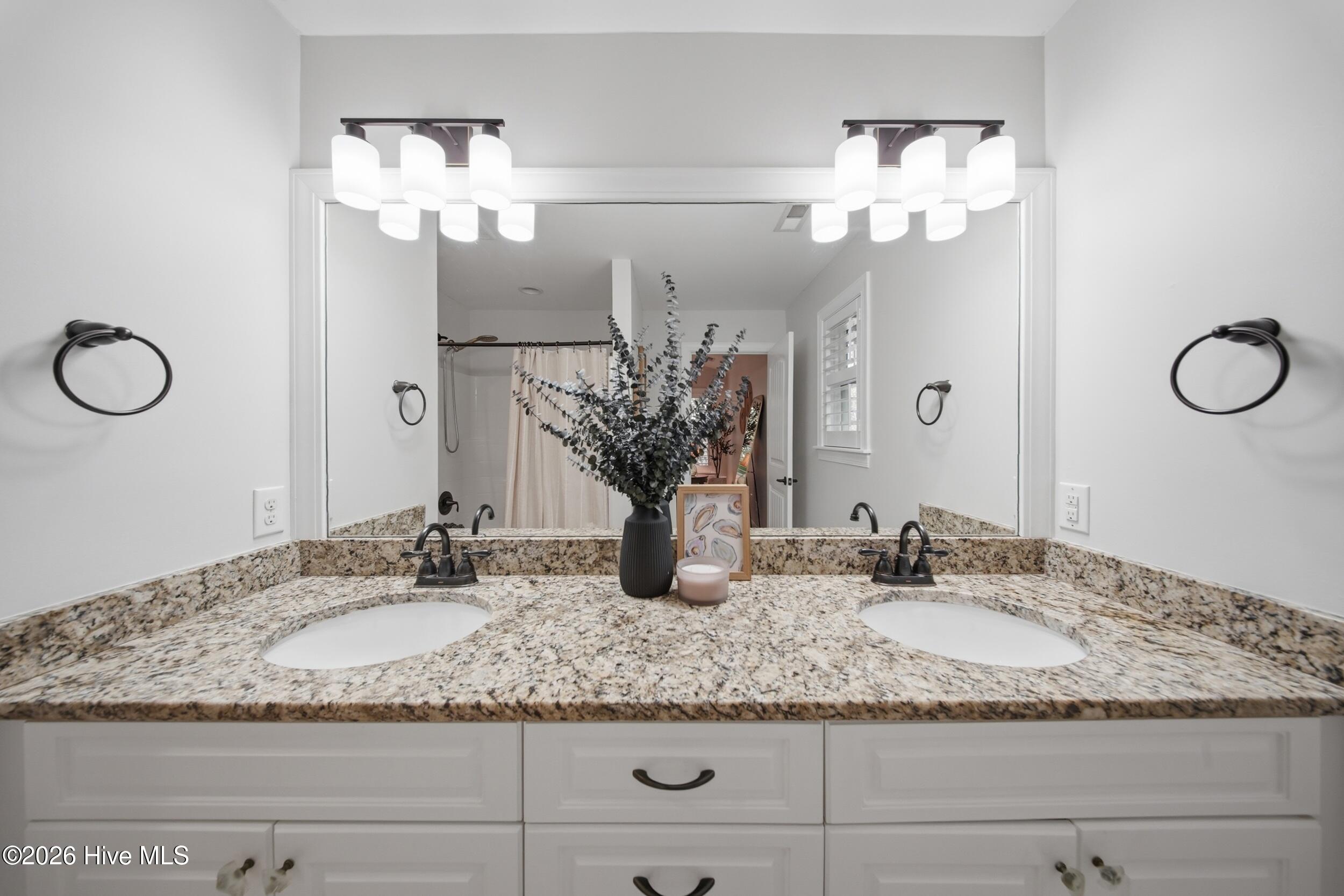 100561155 | Photo 49