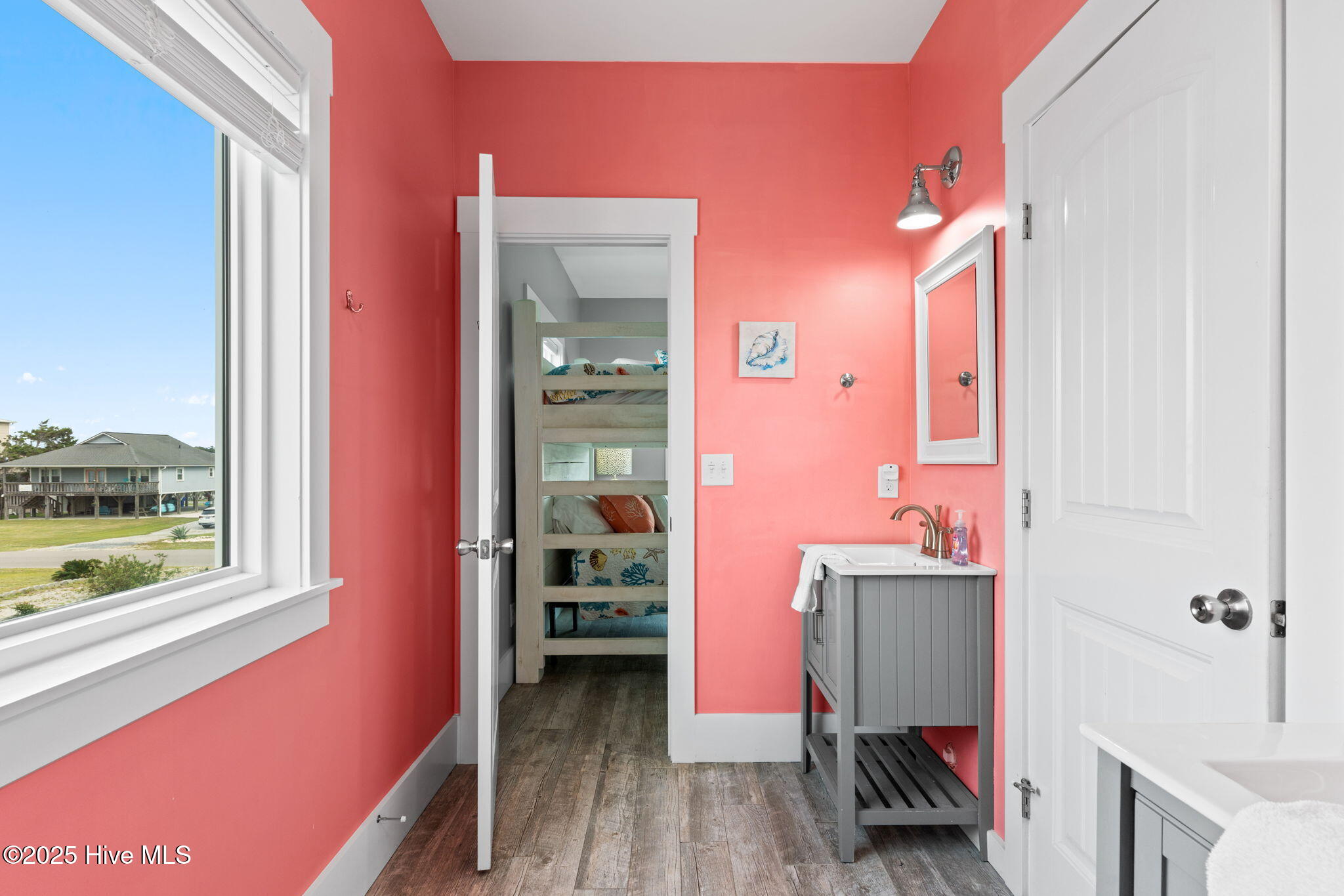 100528214 | Photo 49