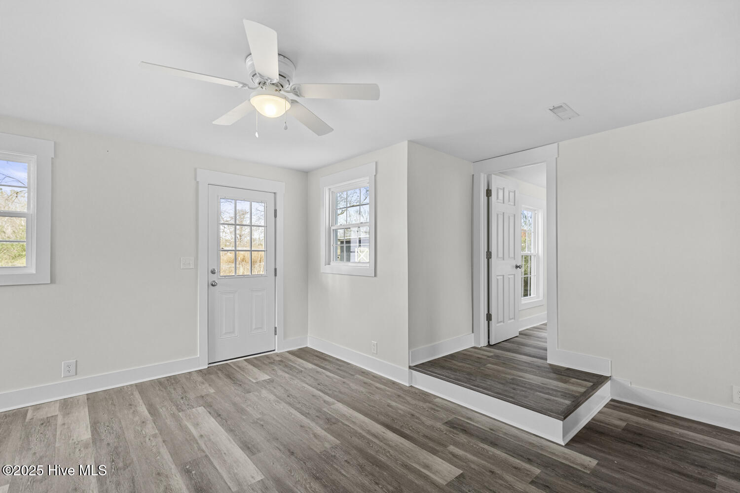 100544885 | Photo 11