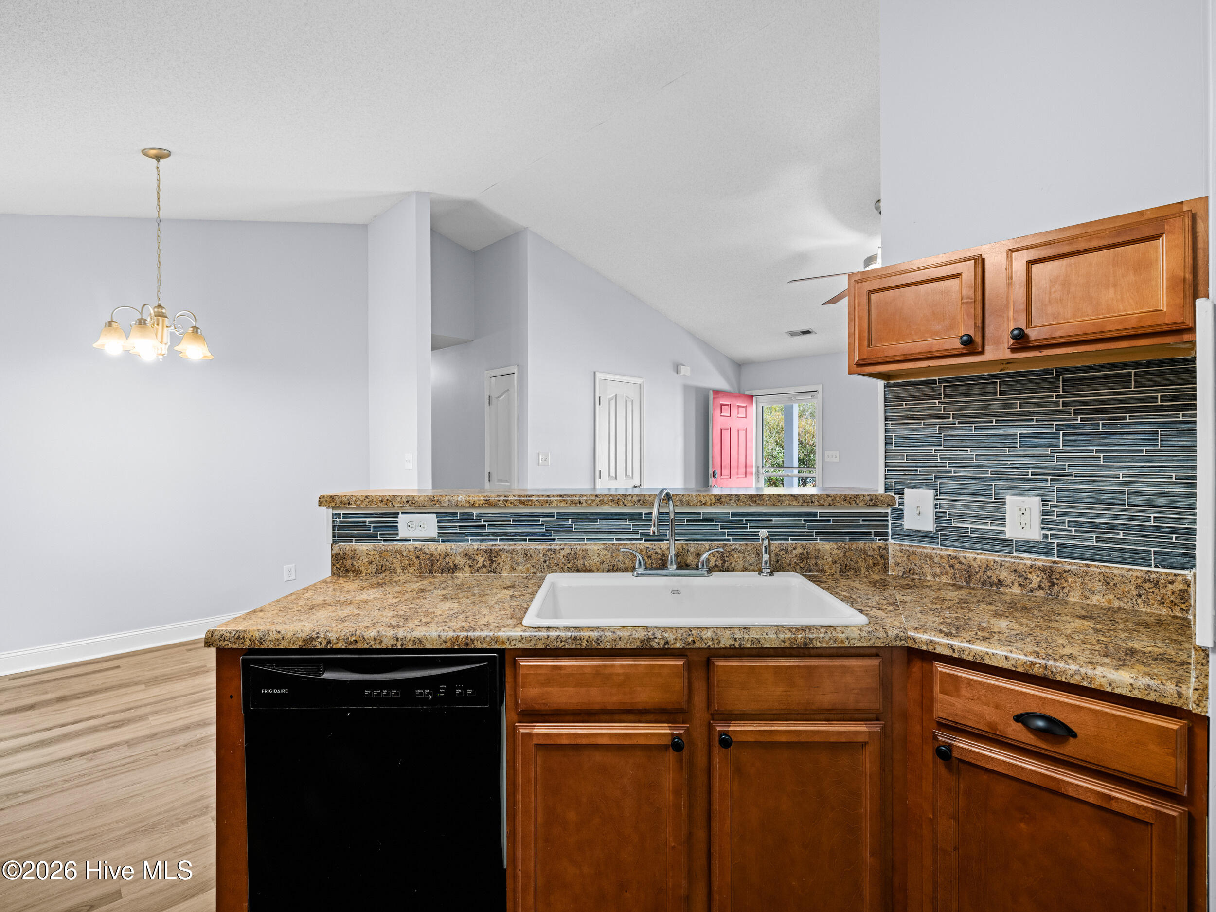 100565306 | Photo 14