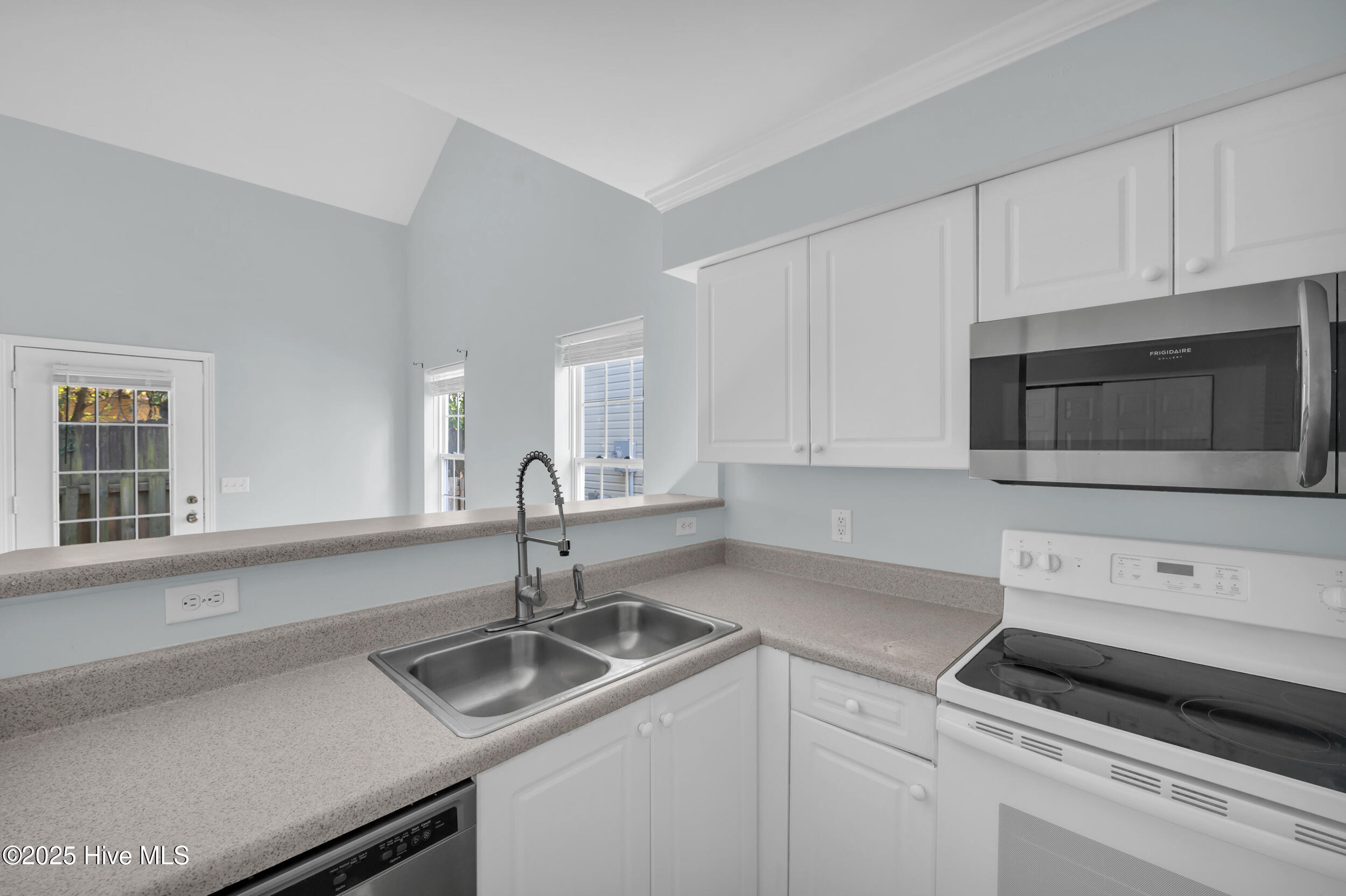 100543568 | Photo 10