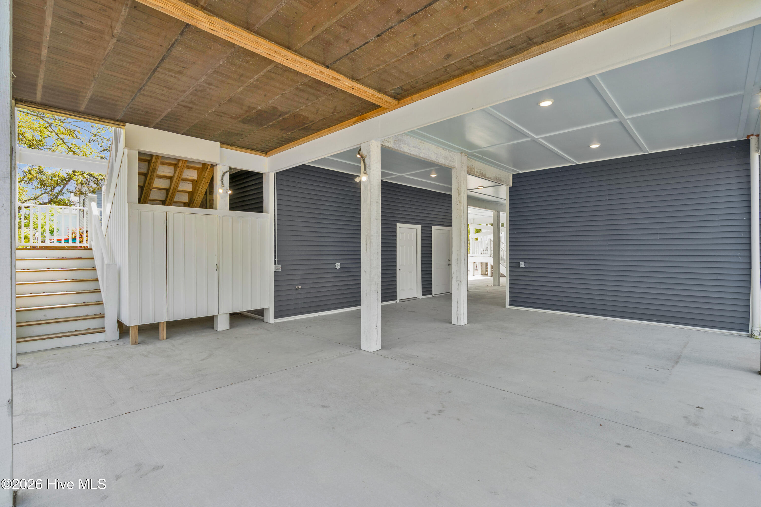 100565490 | Photo 35