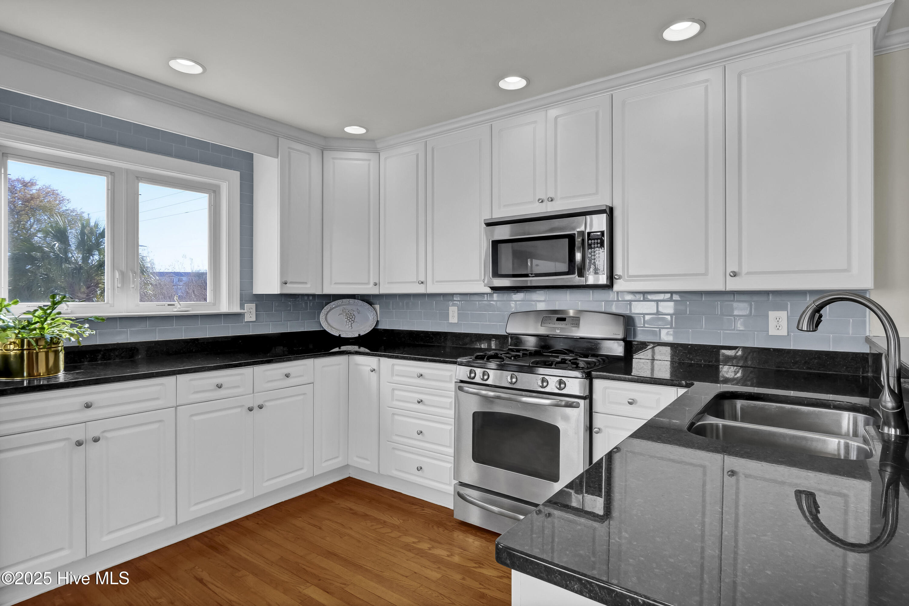 100497628 | Photo 14