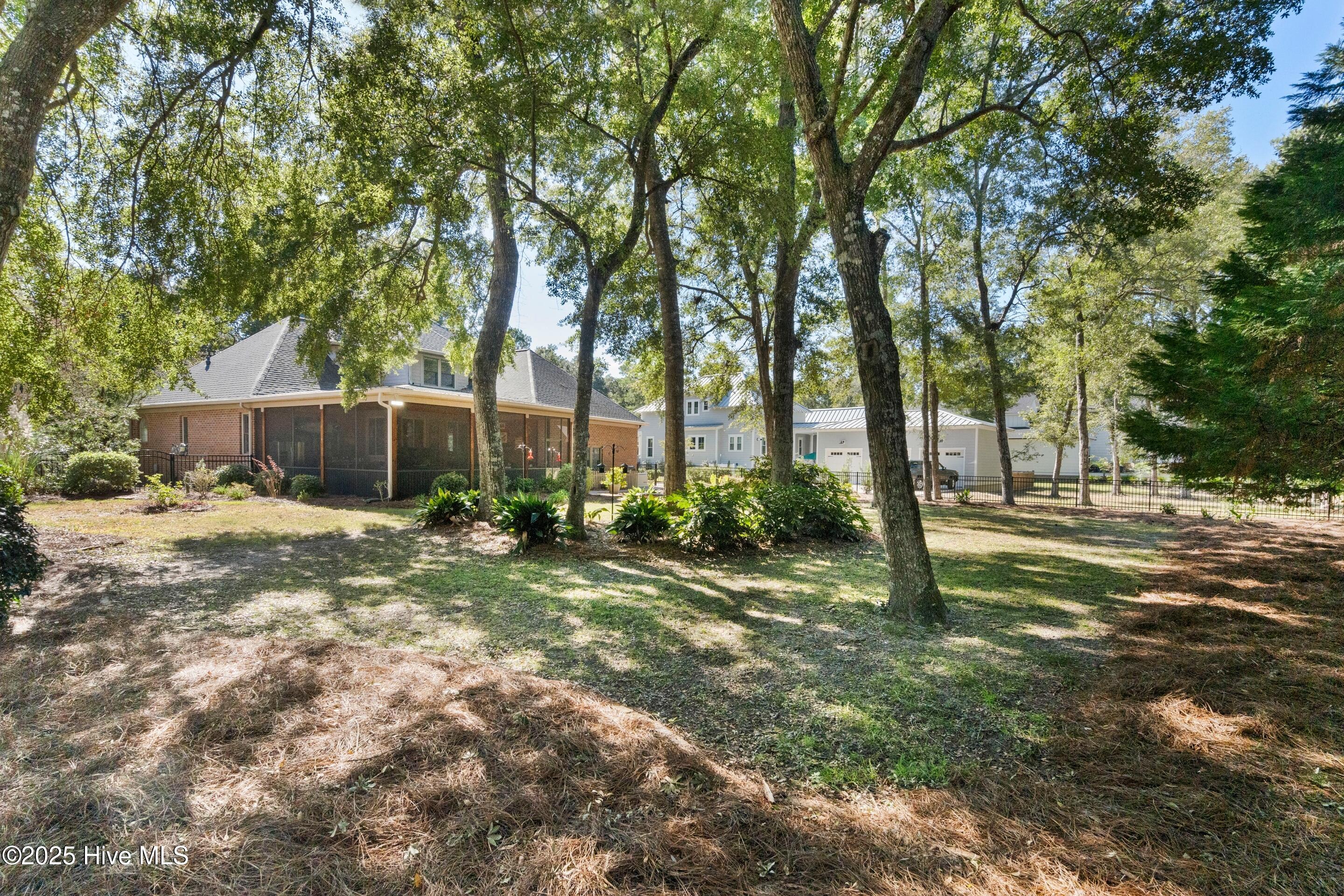 100538310 | Photo 75