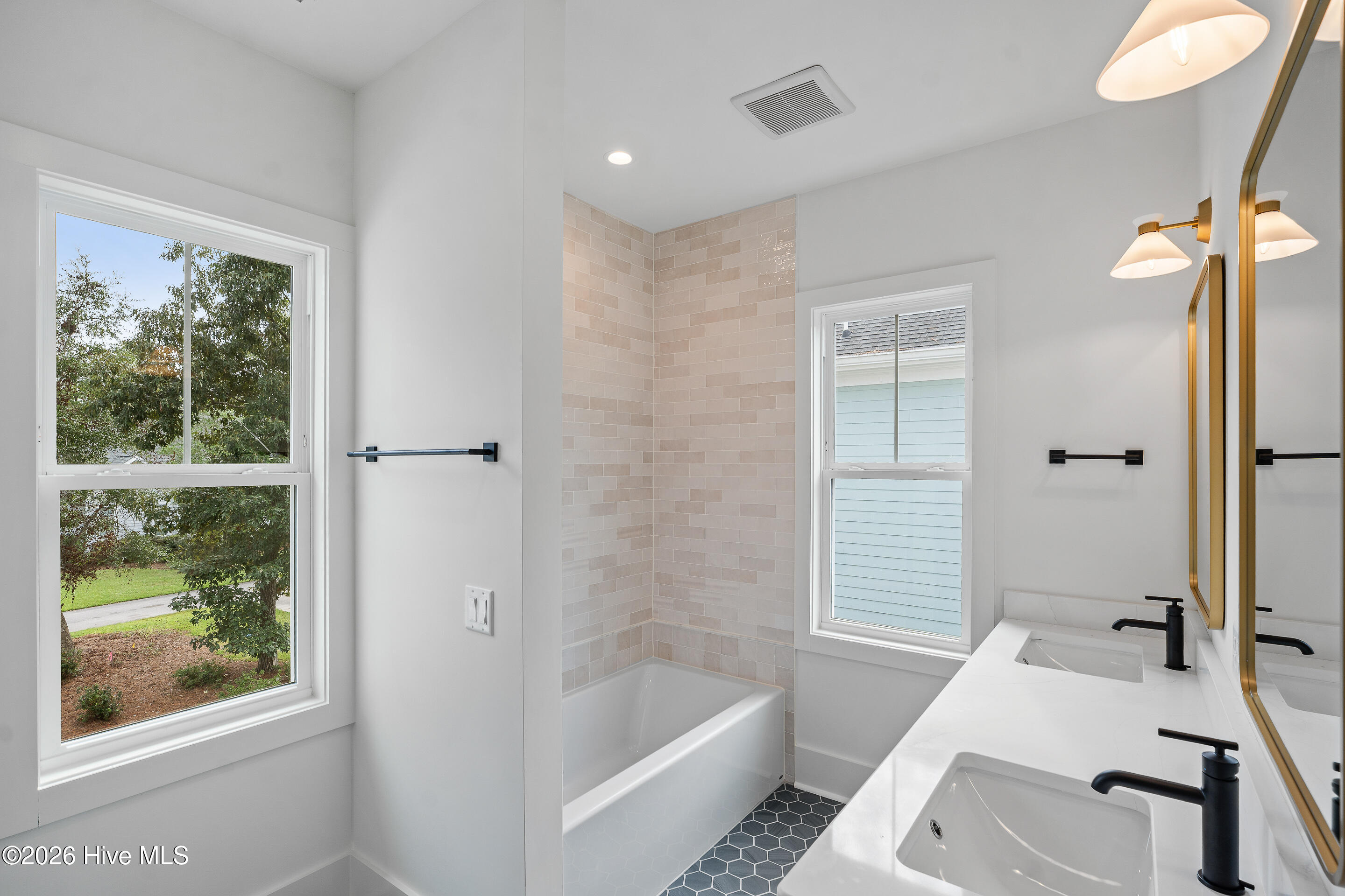 100499793 | Photo 40