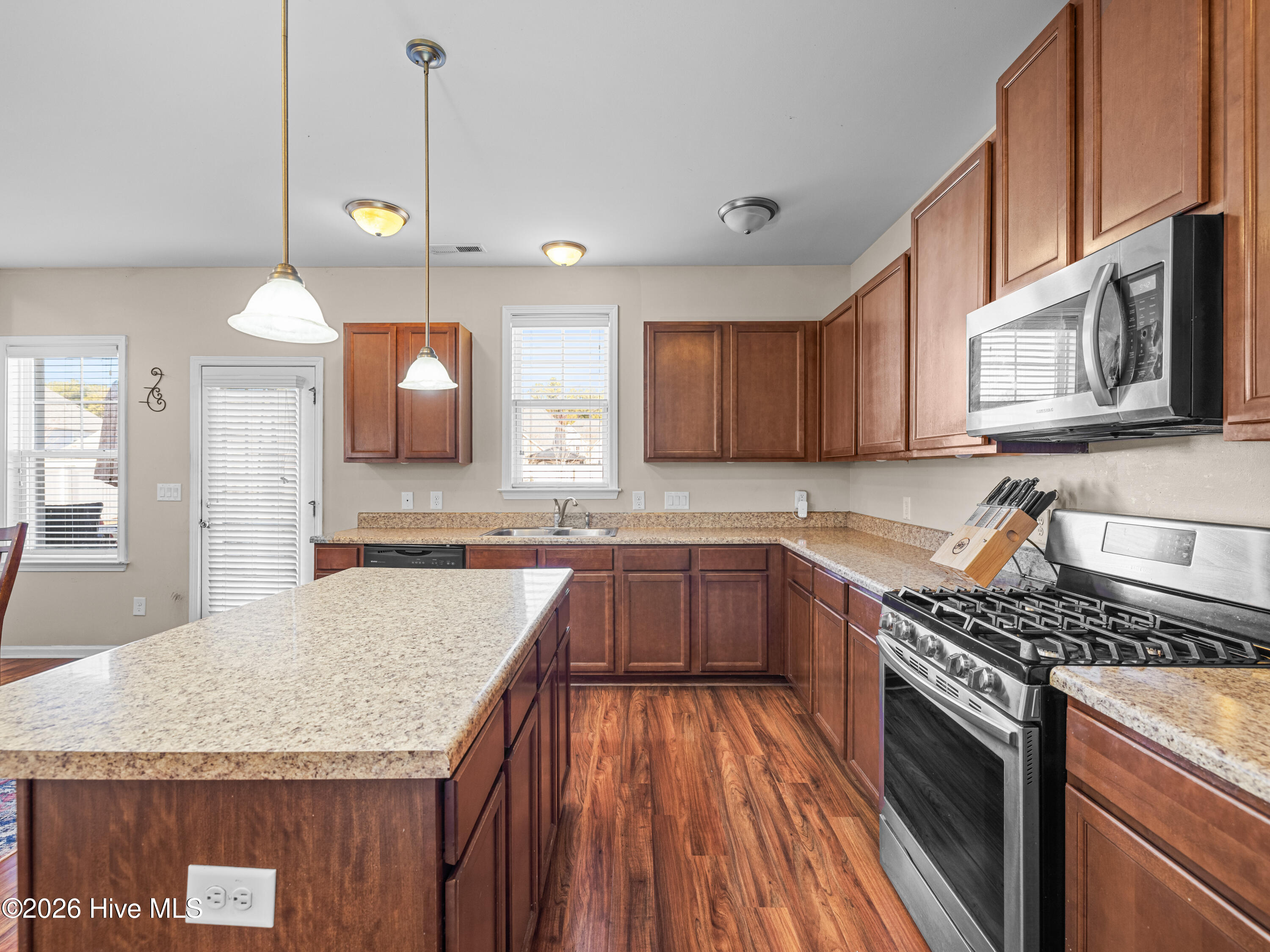 100553389 | Photo 27