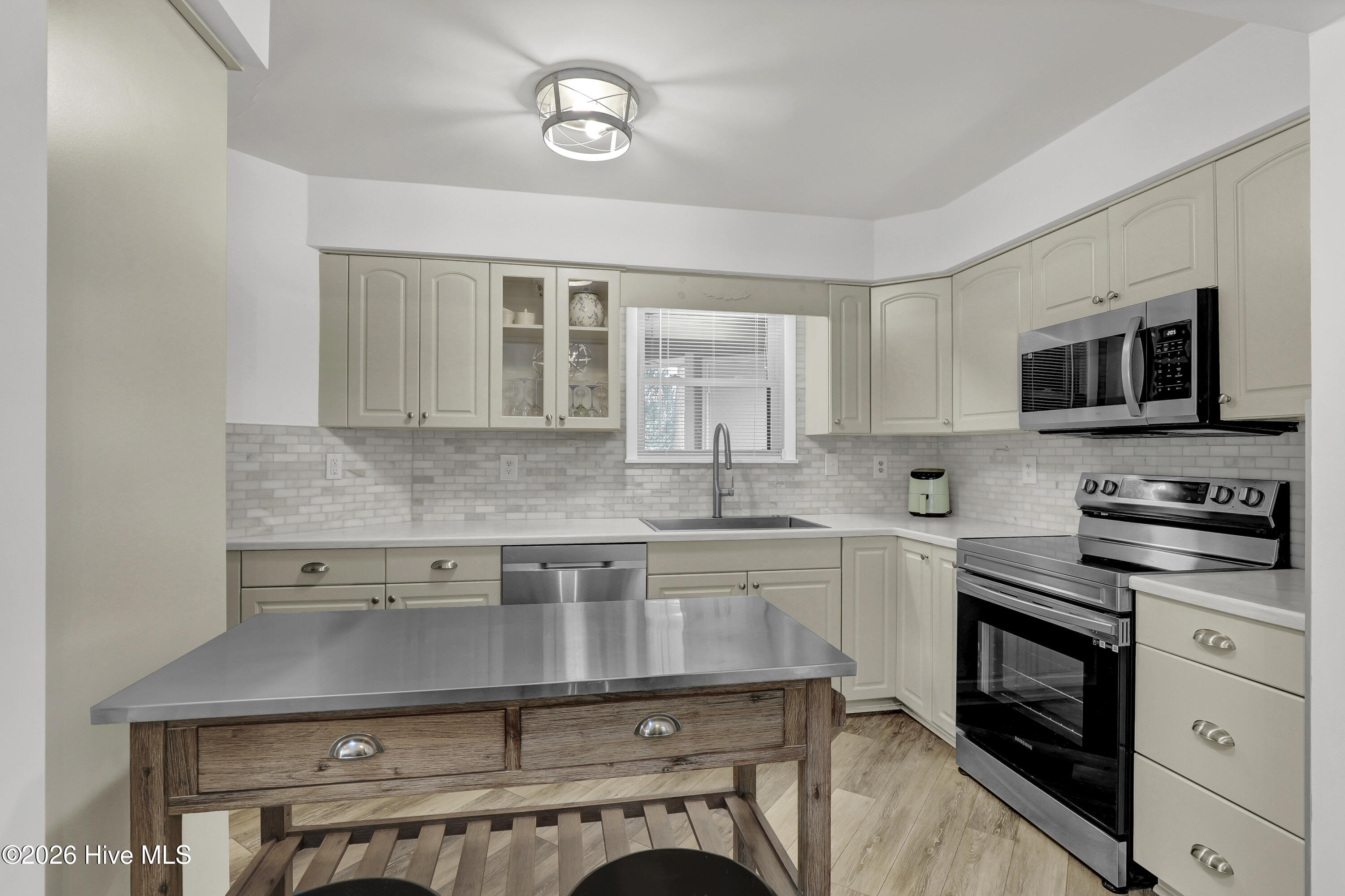 100549280 | Photo 14