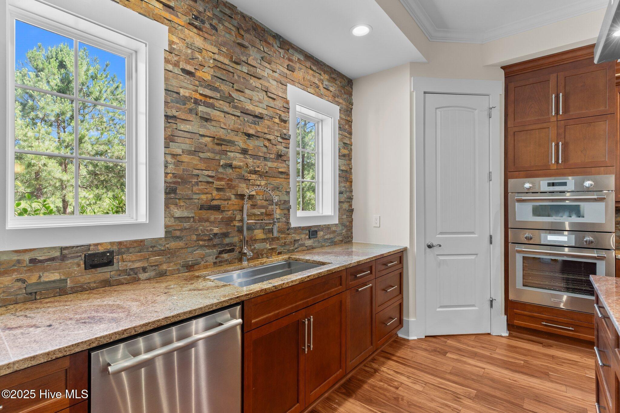 100552432 | Photo 25