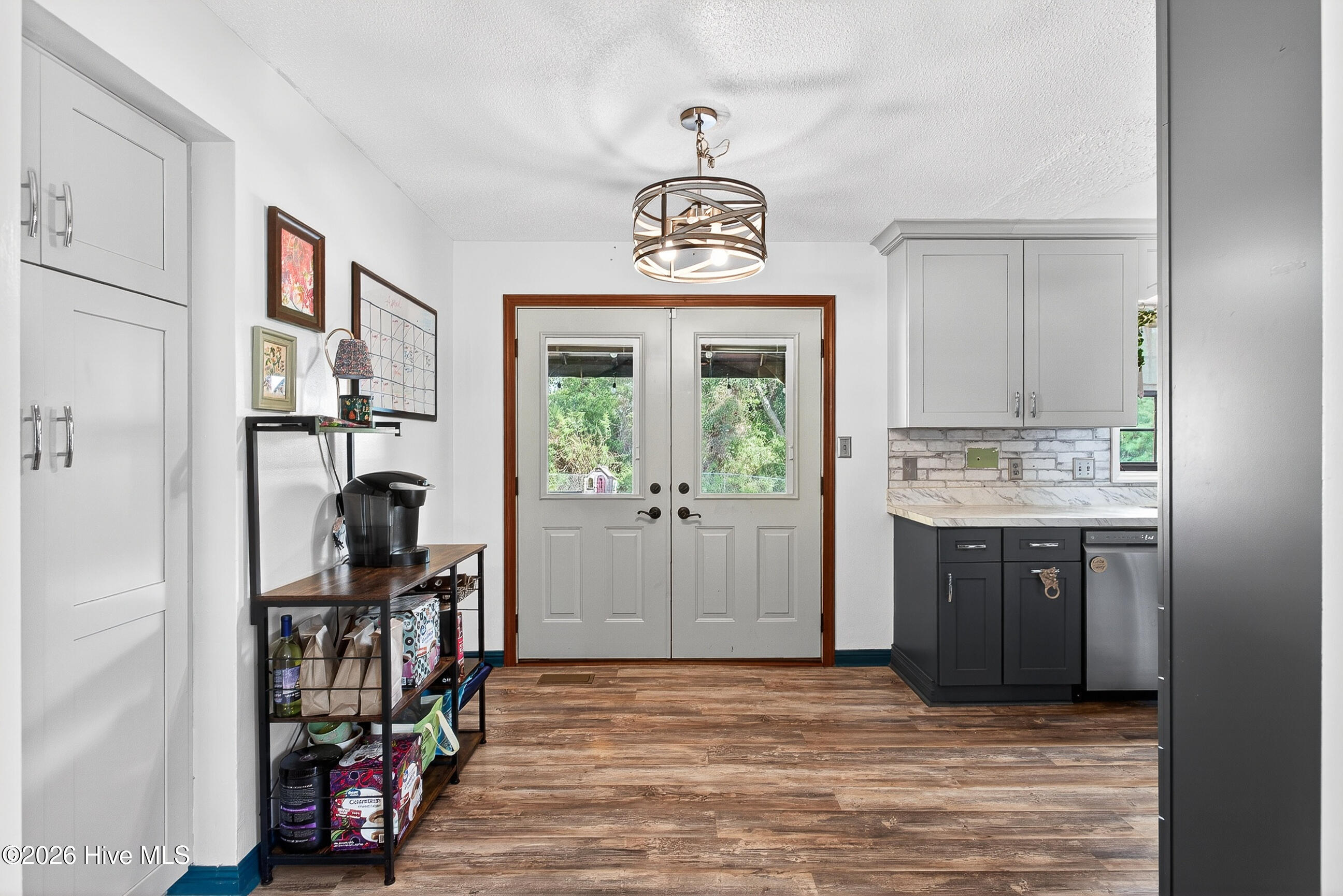 100570102 | Photo 12