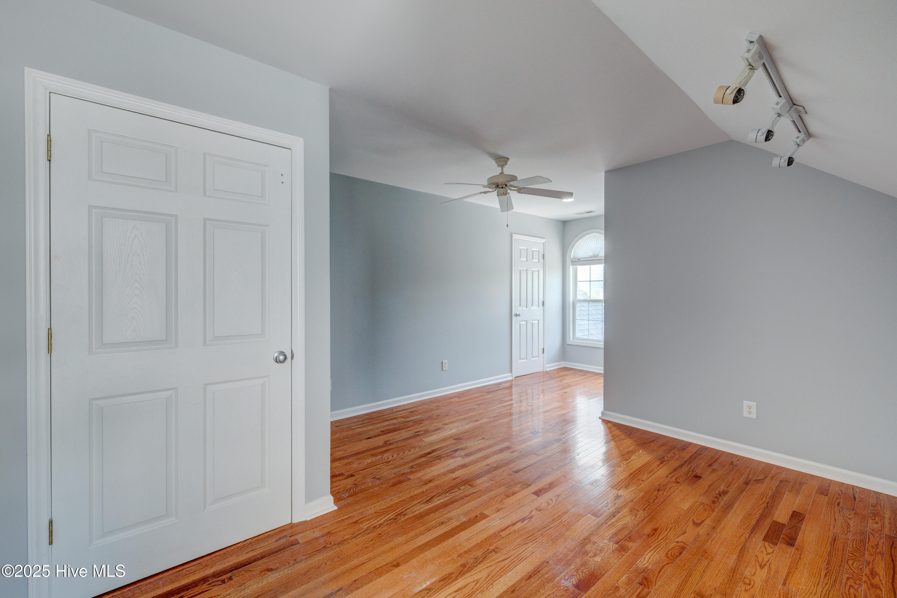 100526585 | Photo 43