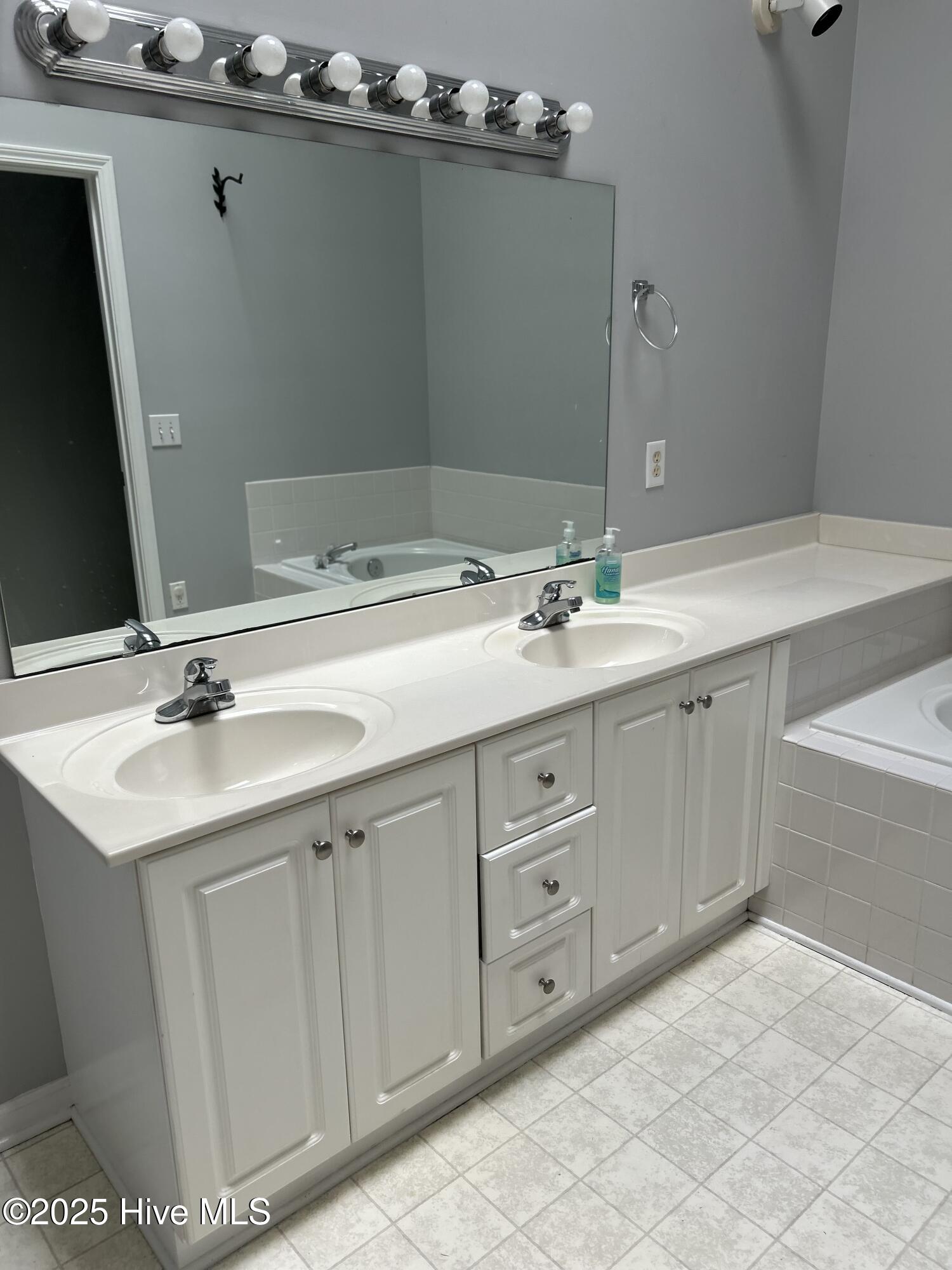 100521084 | Photo 13