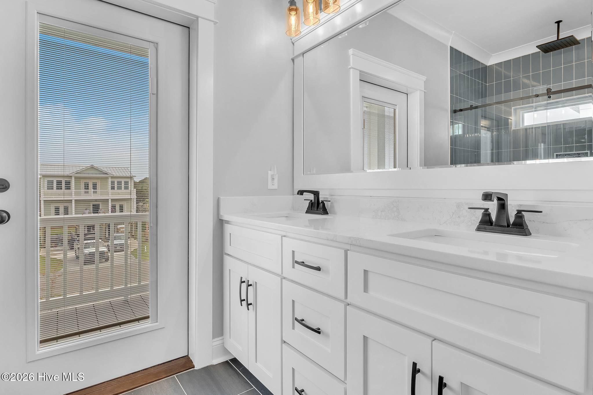 100558345 | Photo 81