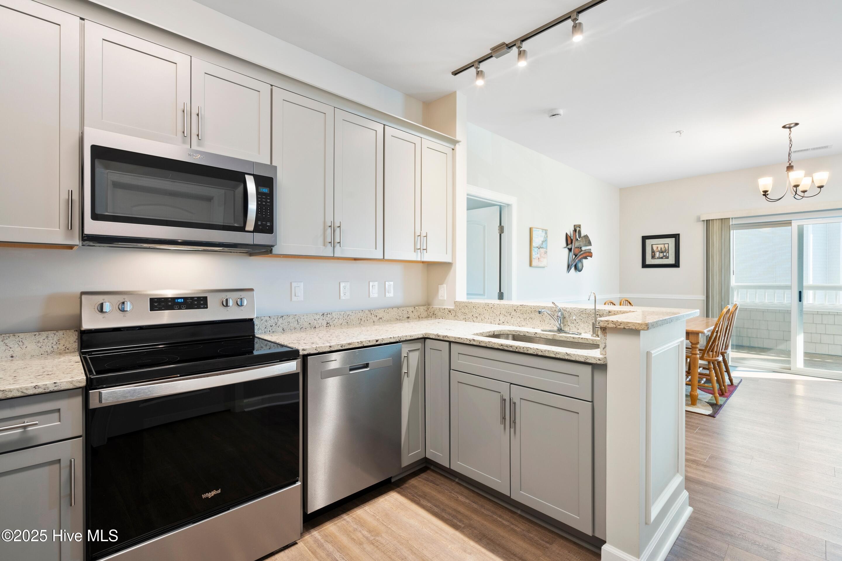 100542204 | Photo 11