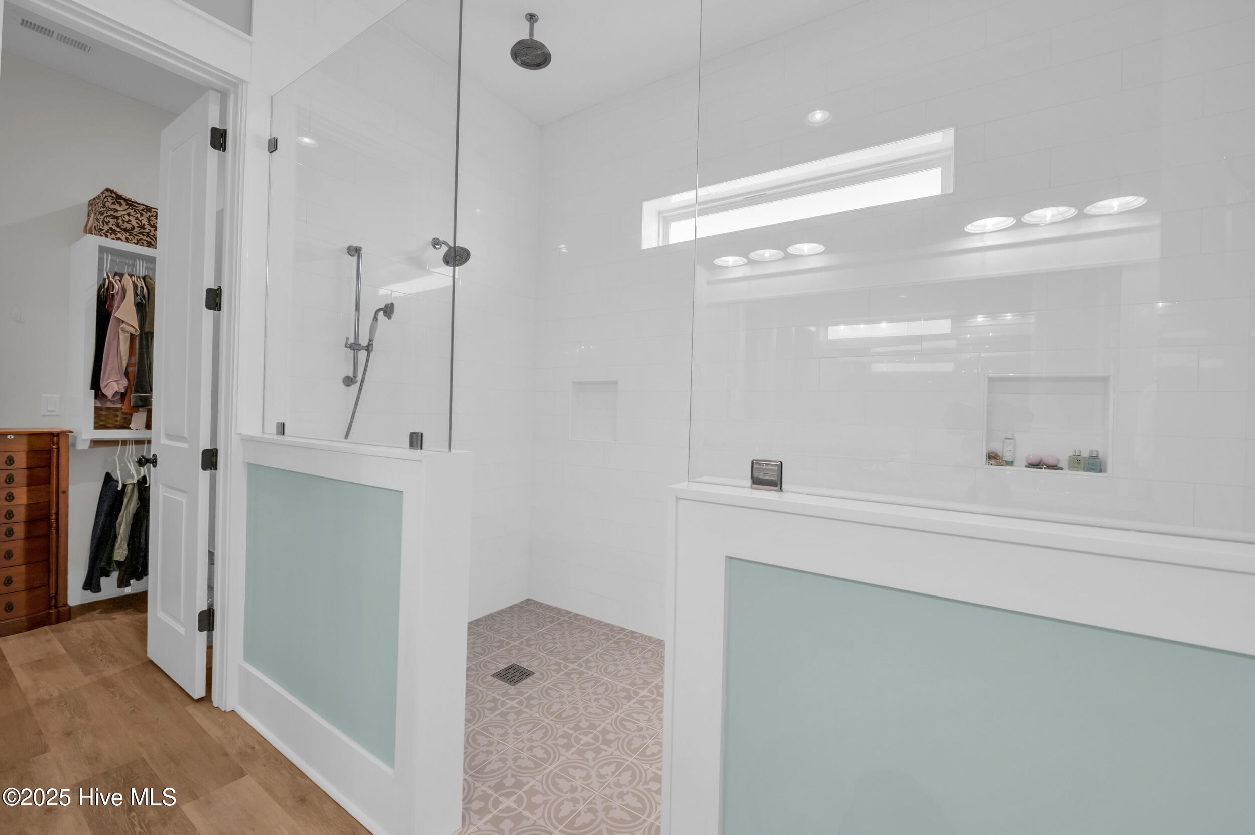 100543268 | Photo 28