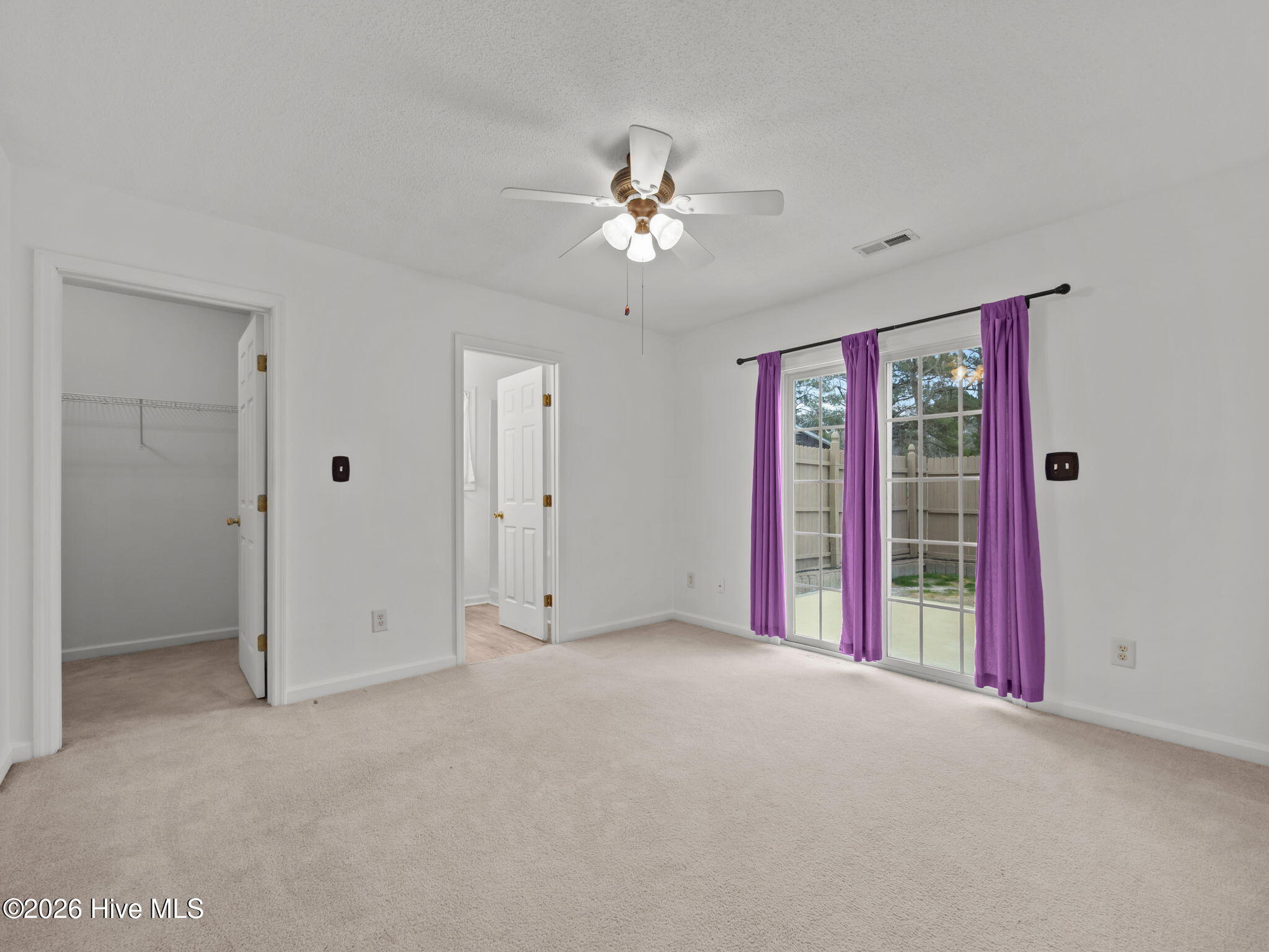 100548288 | Photo 44