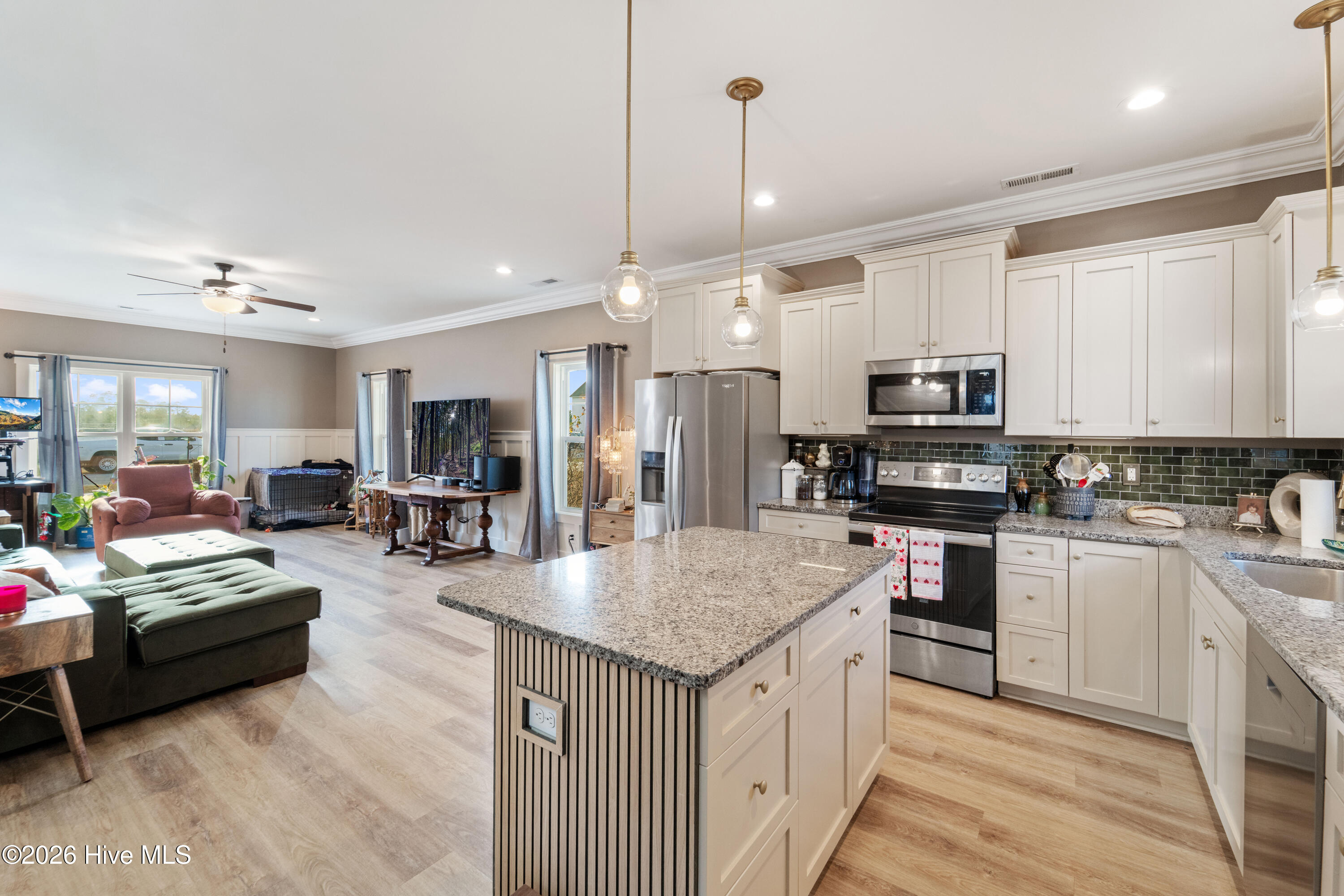 100549687 | Photo 24