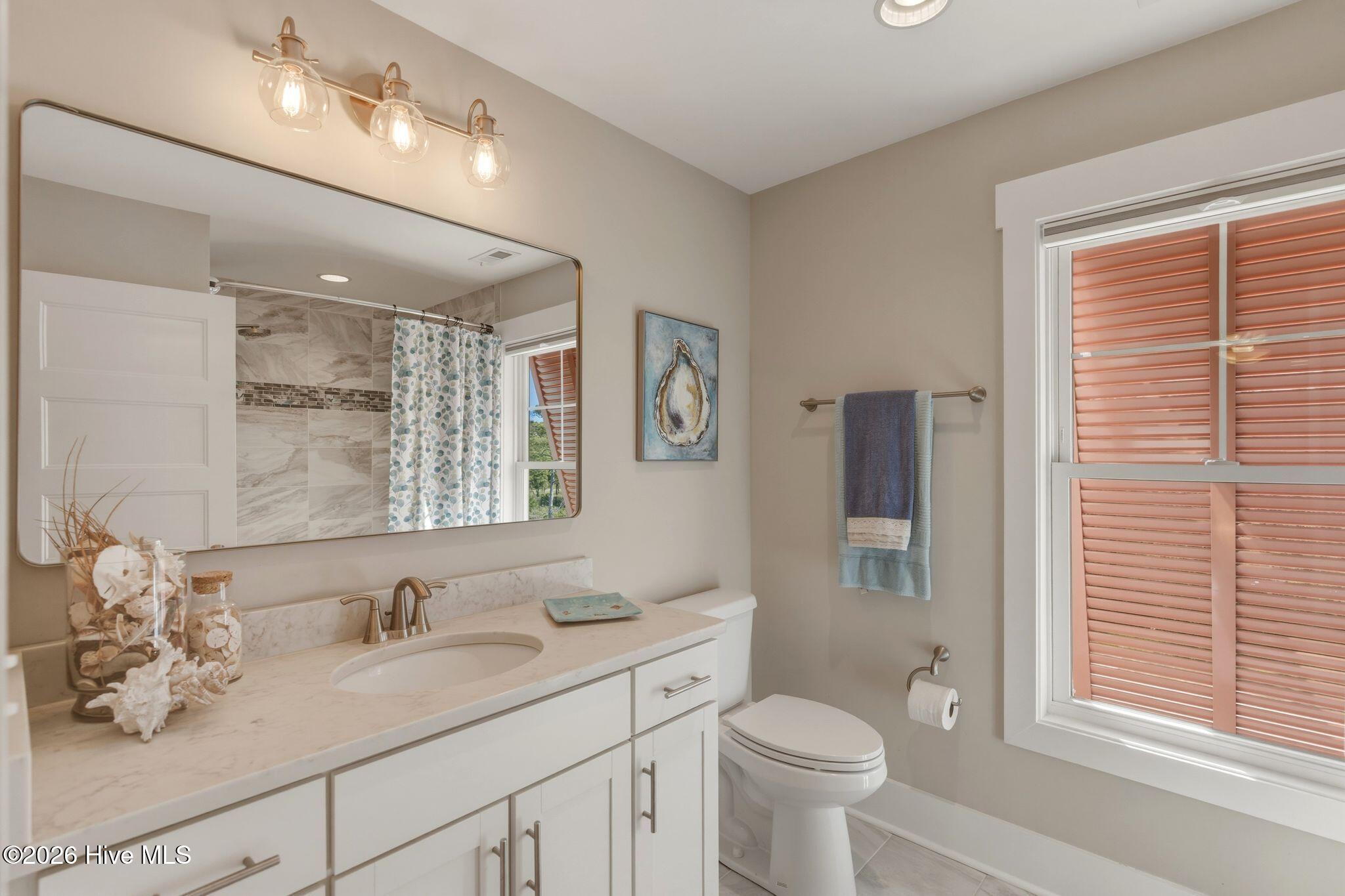 100562049 | Photo 38