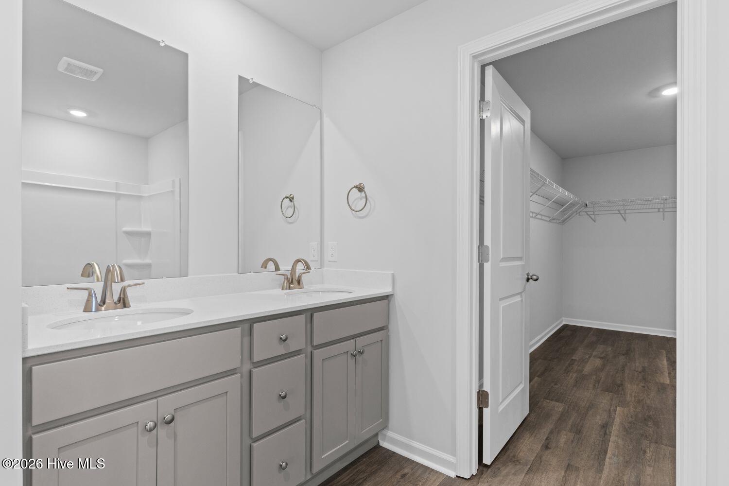 100535209 | Photo 34