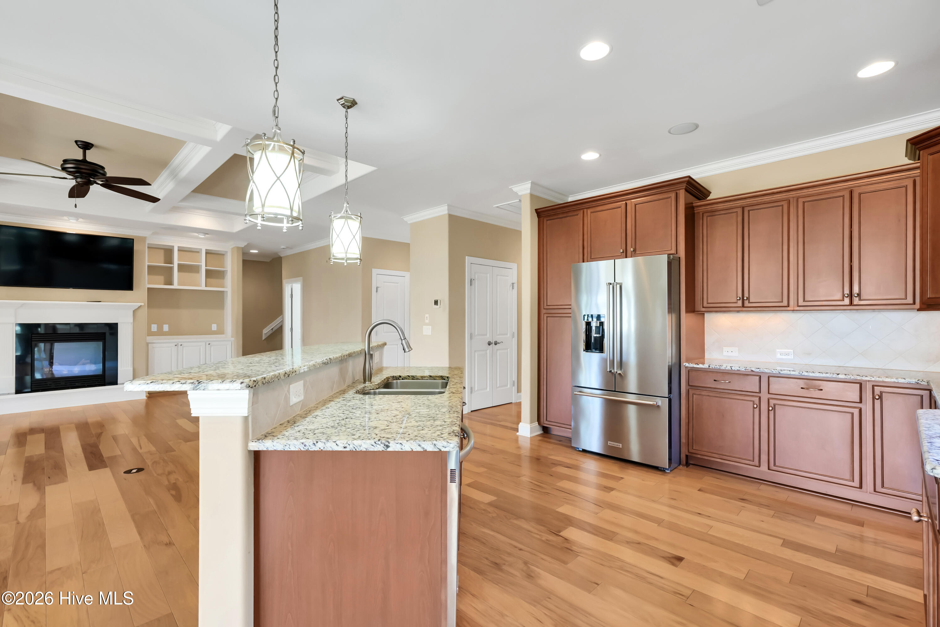 100562046 | Photo 12