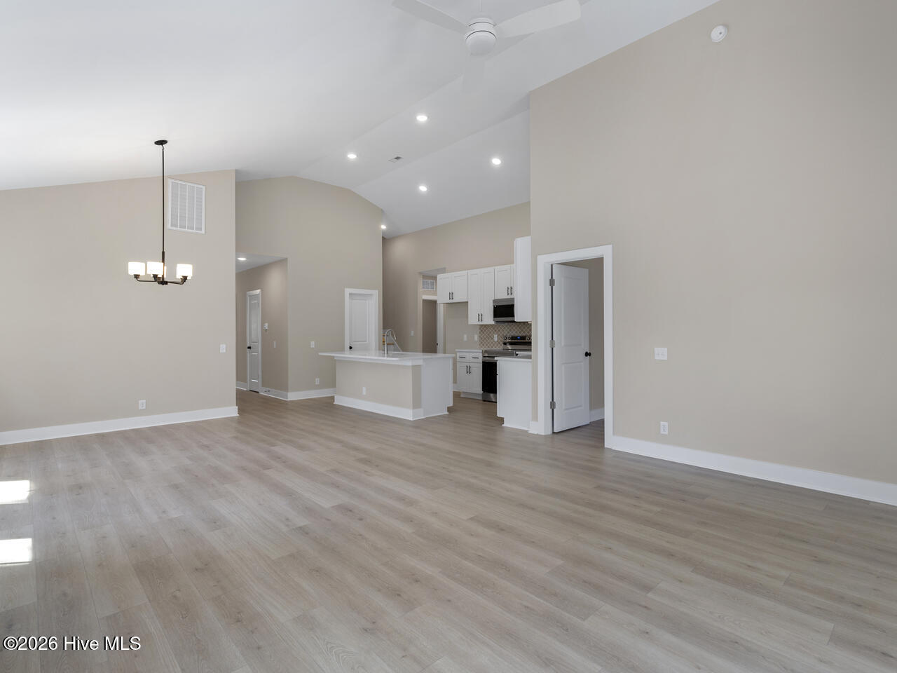 100565274 | Photo 11