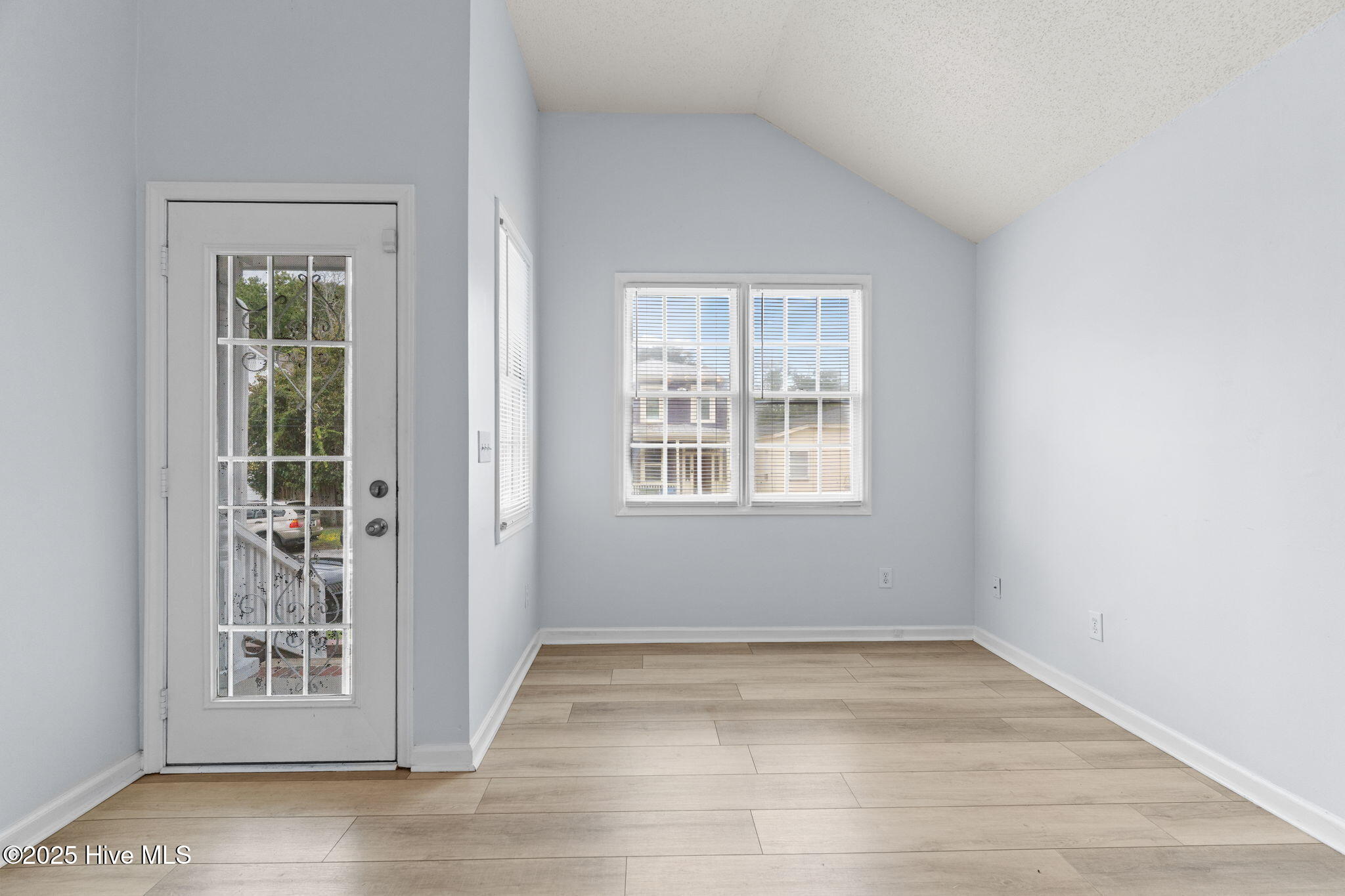 100534947 | Photo 14