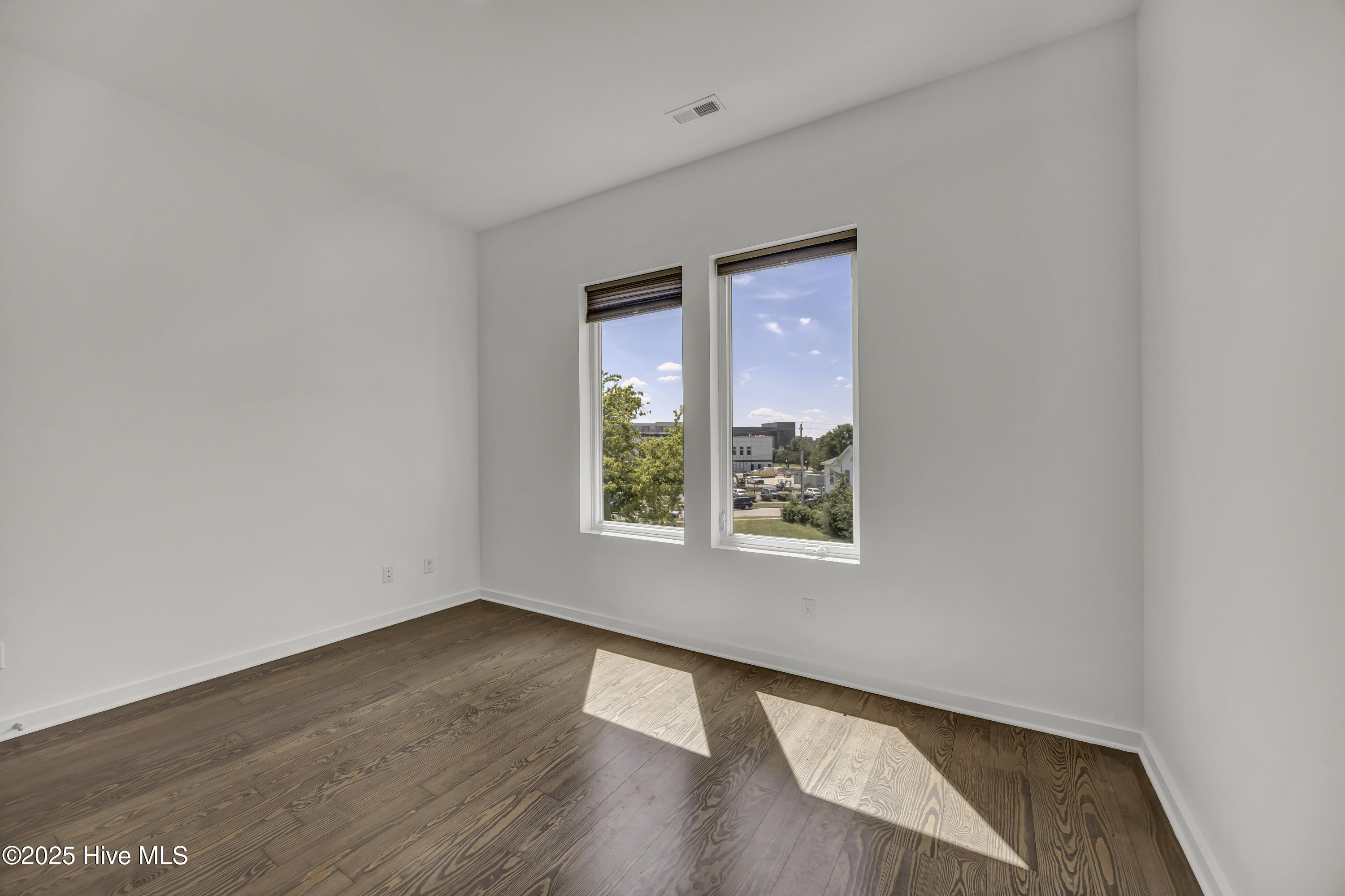 100561607 | Photo 23