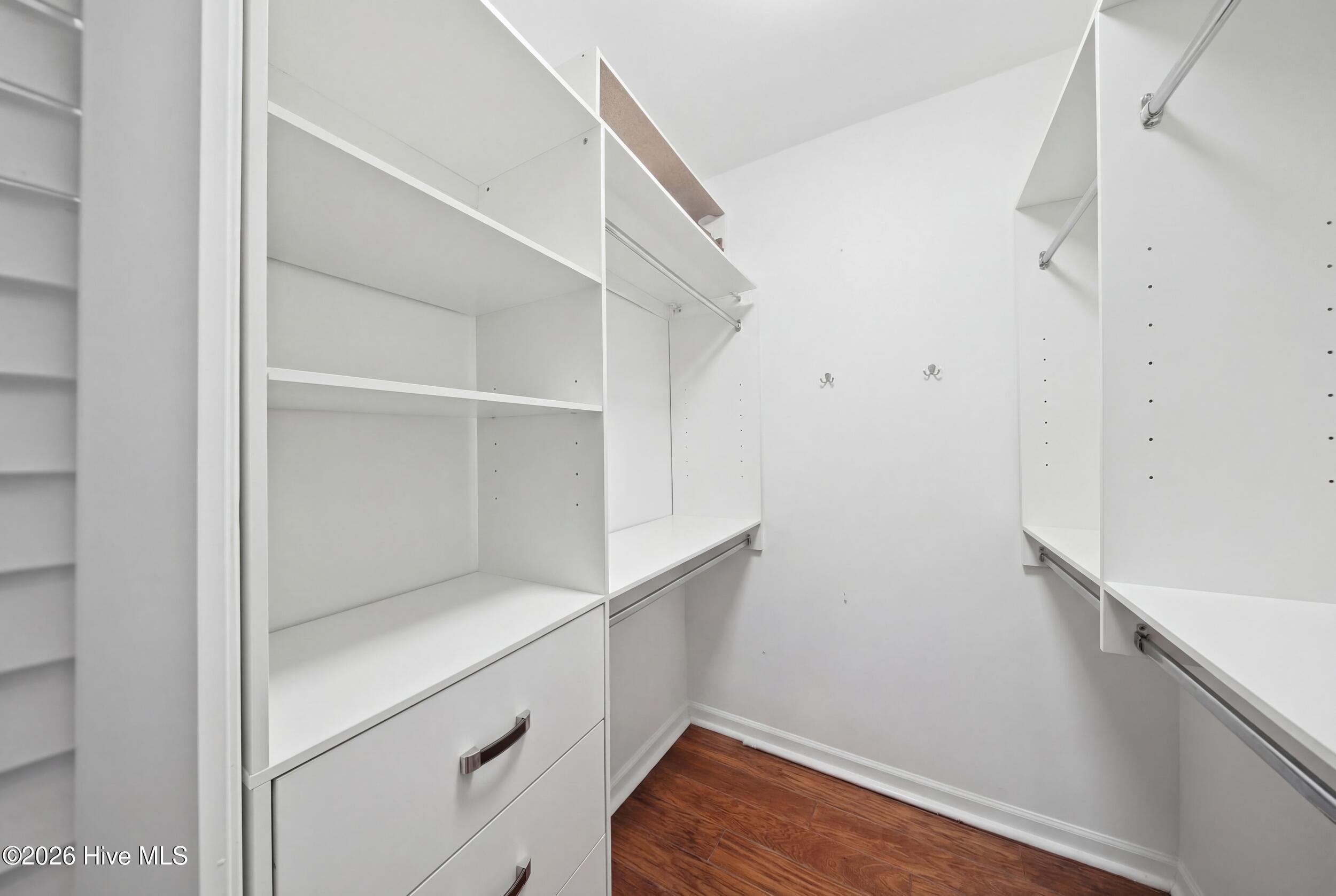 100561362 | Photo 34