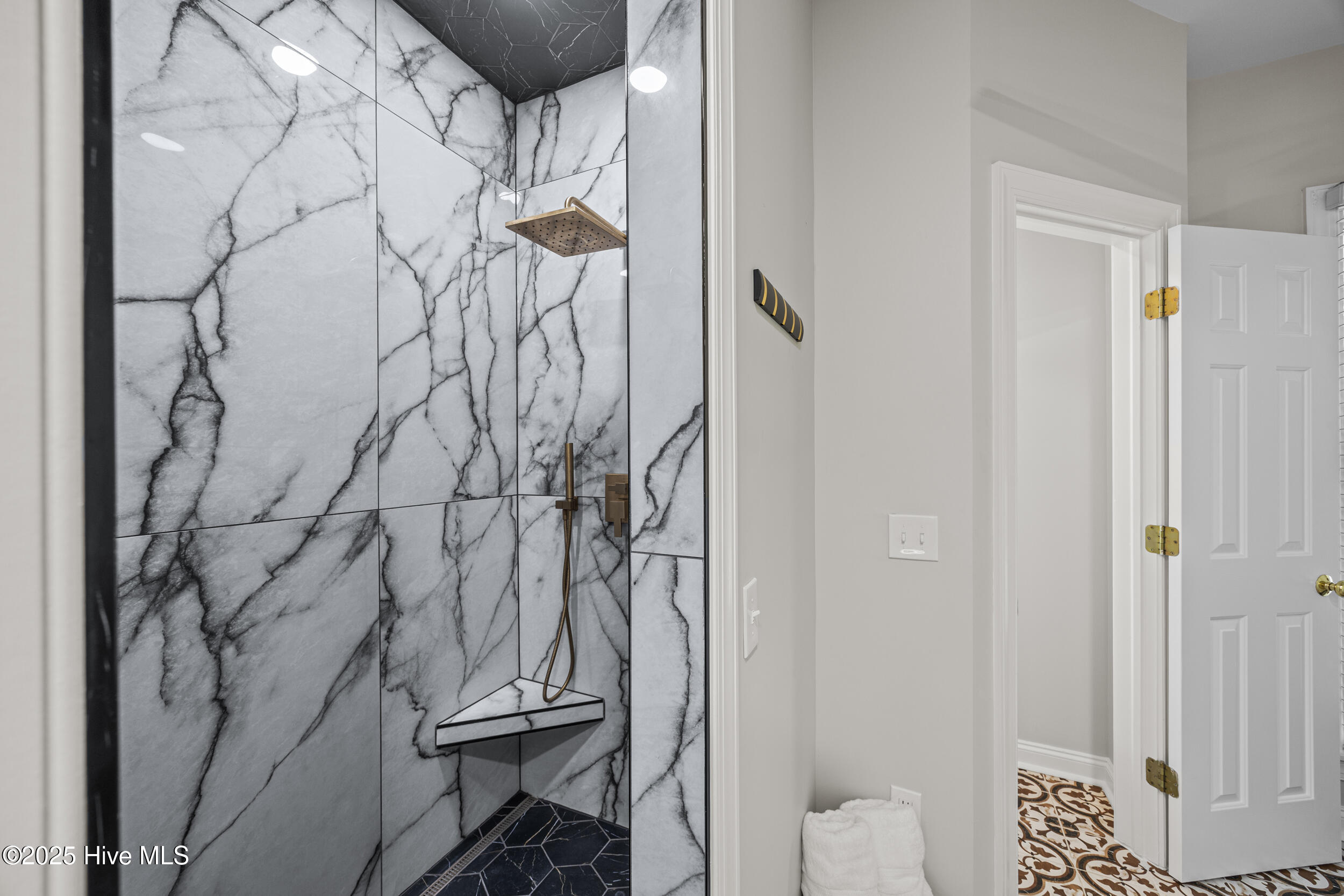 100519629 | Photo 34