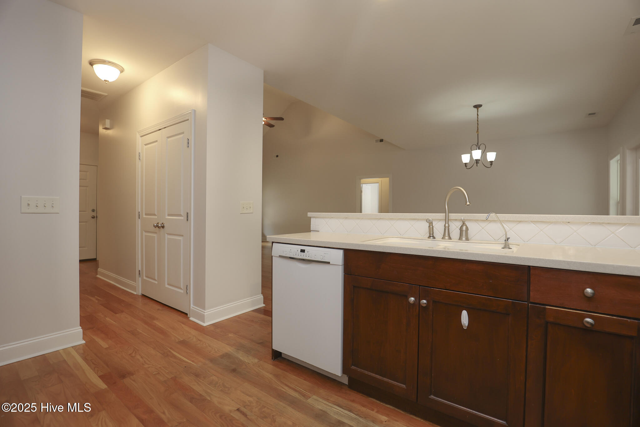 100530782 | Photo 14