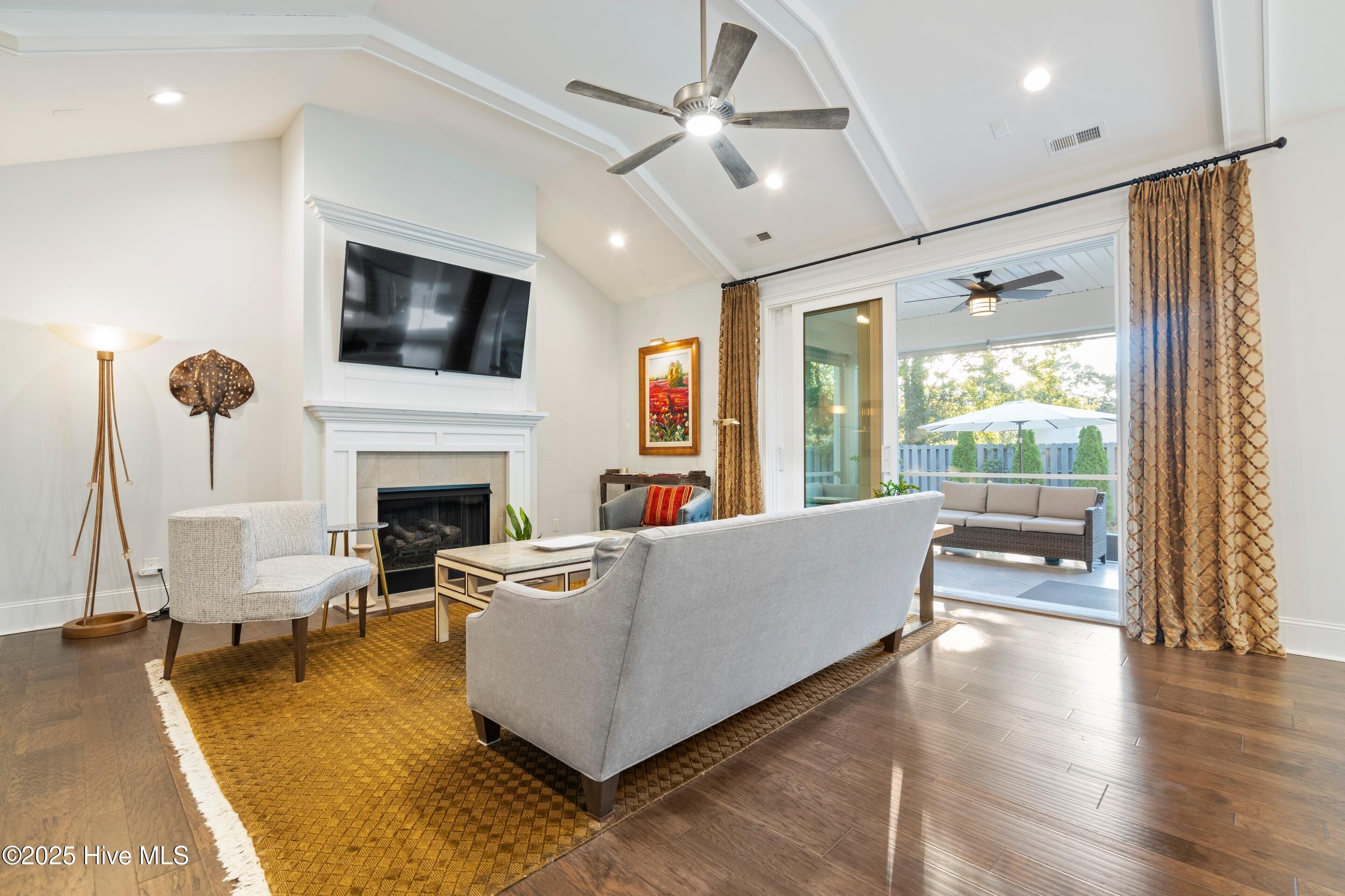 100542073 | Photo 15