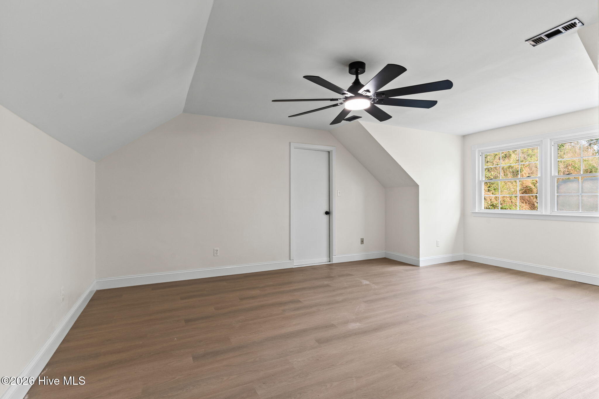 100548429 | Photo 44