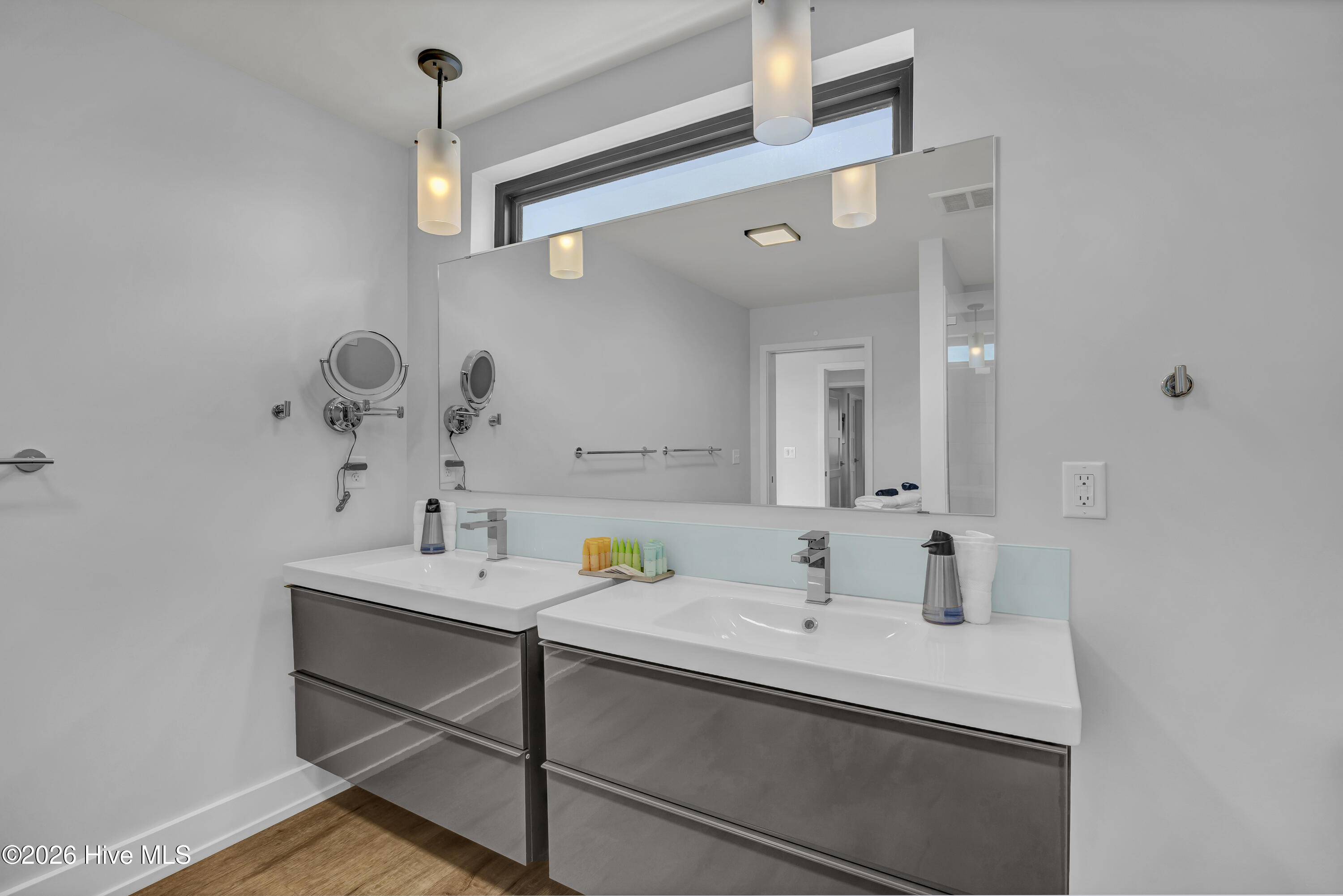 100565280 | Photo 64