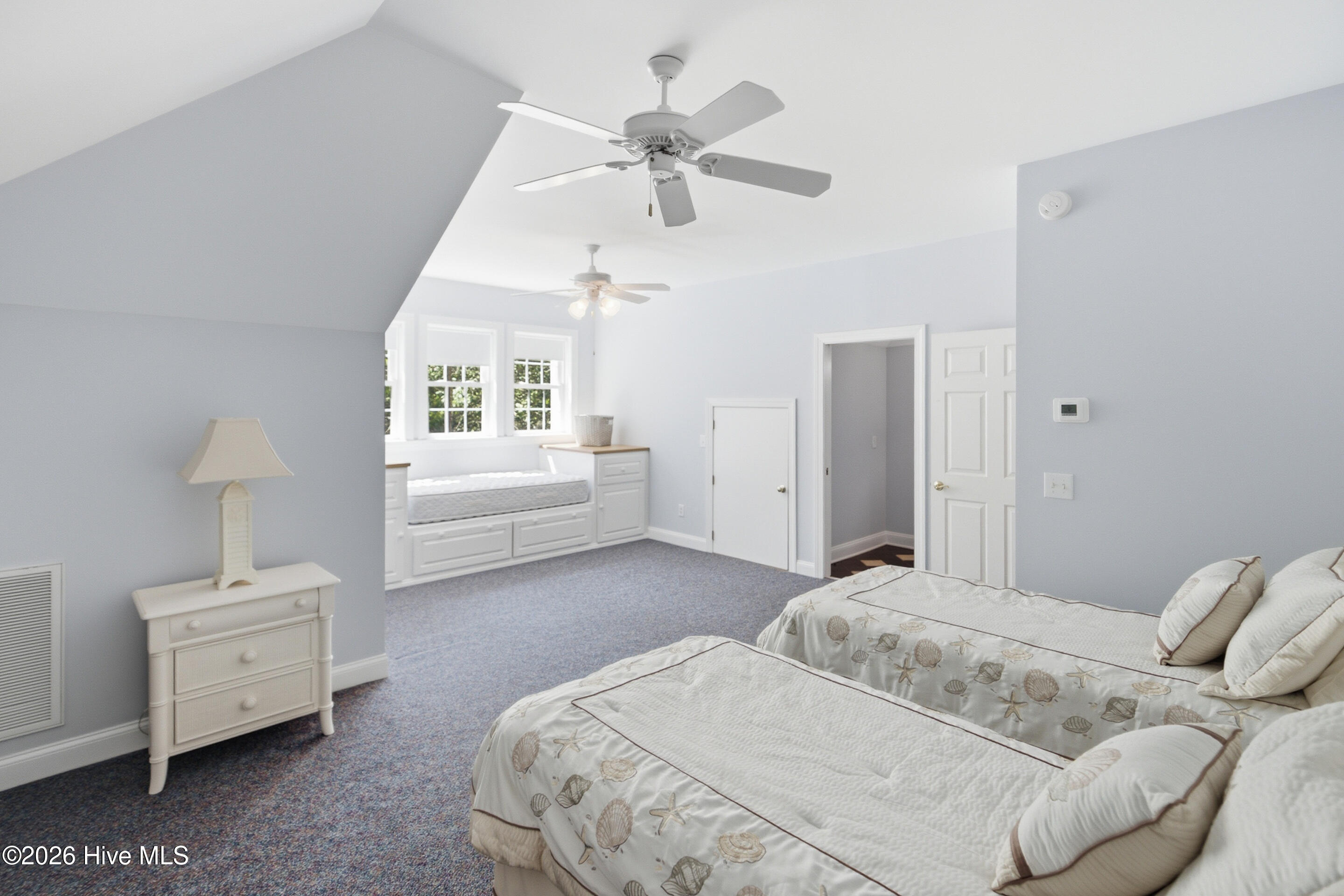 100589673 | Photo 36