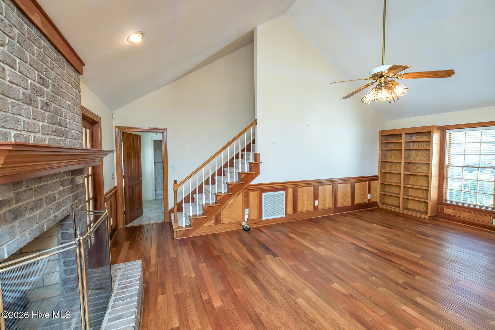 100570429 | Photo 28