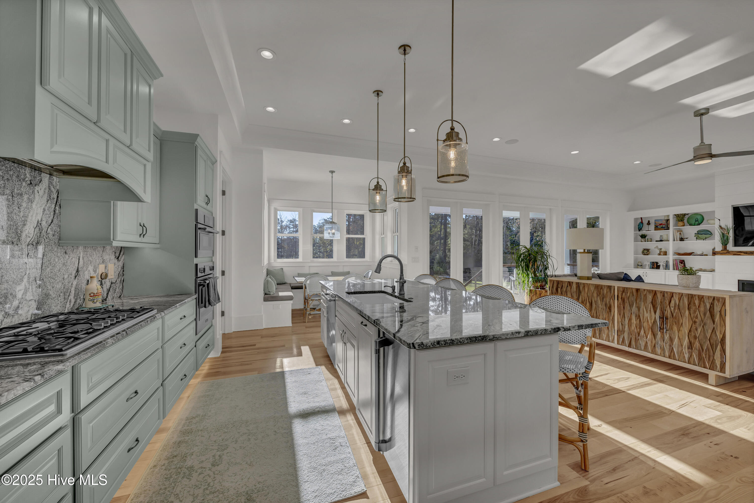 100543149 | Photo 24