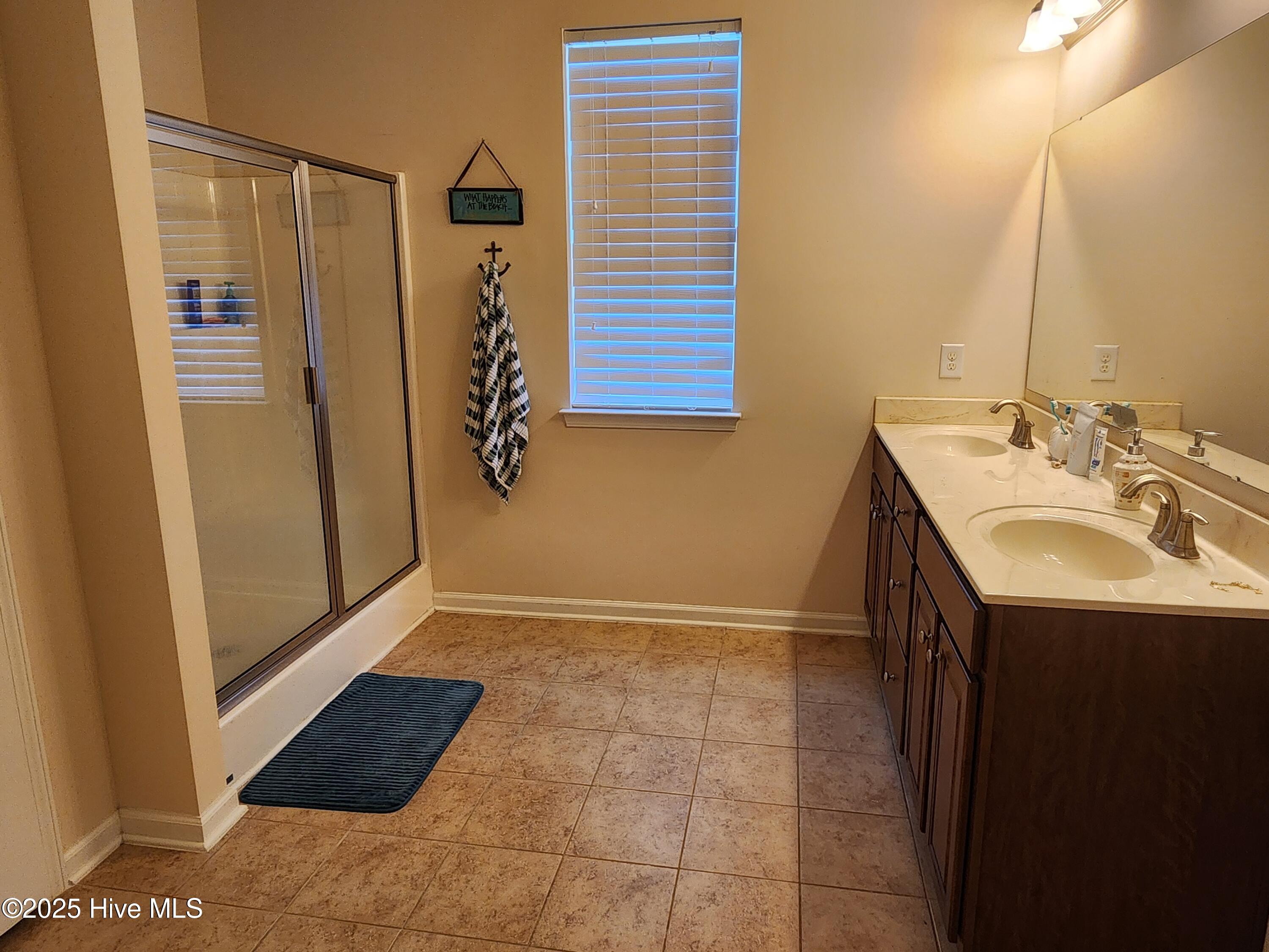 100540415 | Photo 14