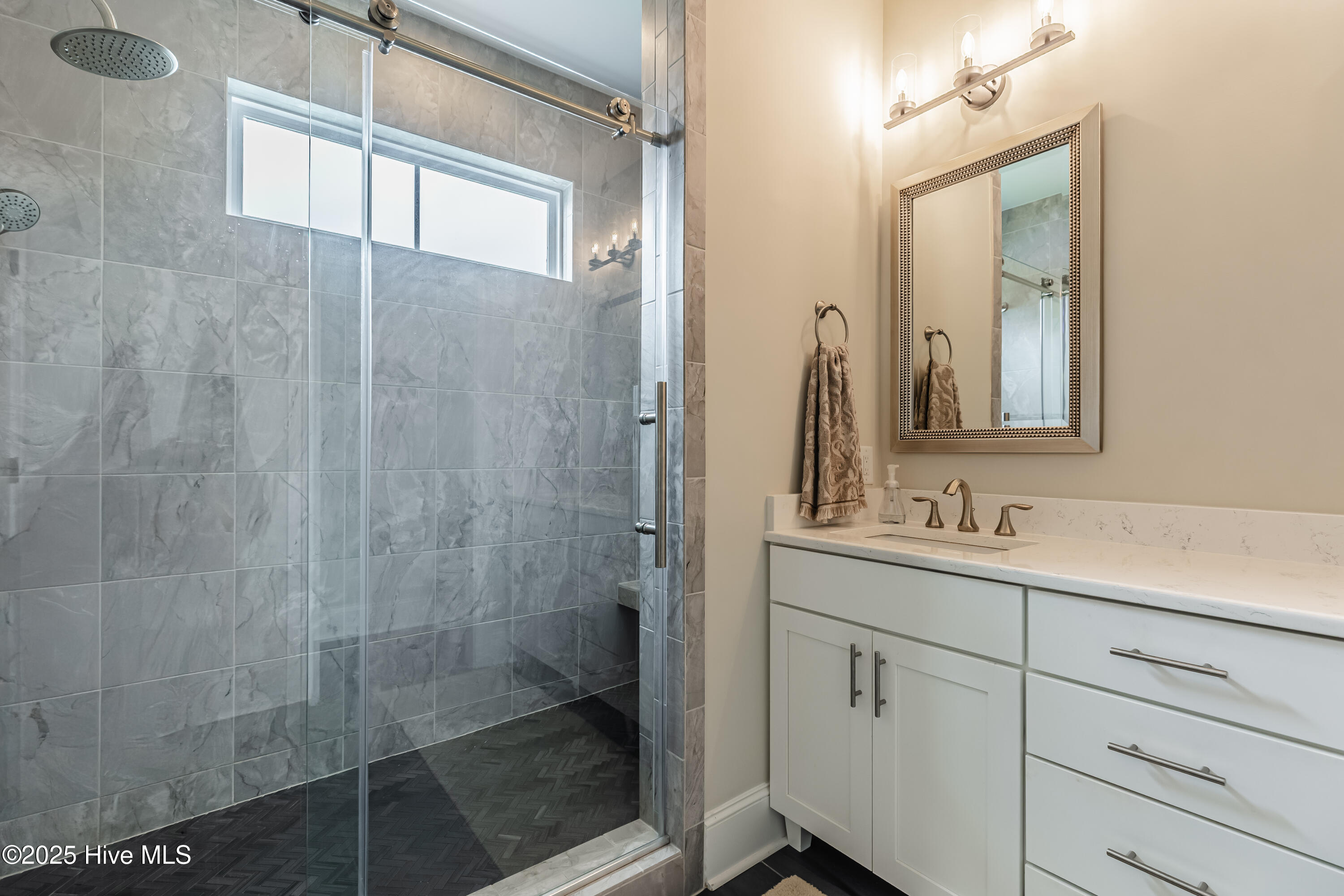 100523933 | Photo 36