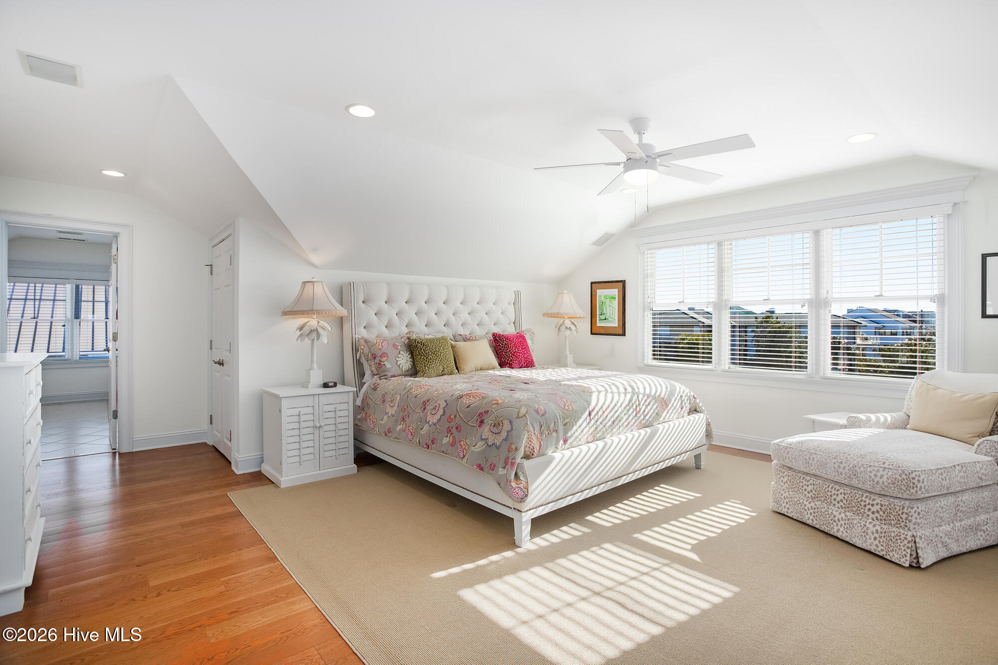 100555453 | Photo 40